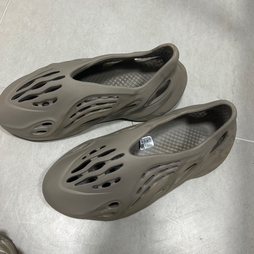 Adidas Yeezy Foam RNNR Stone Sage 착용 스타일 - 1