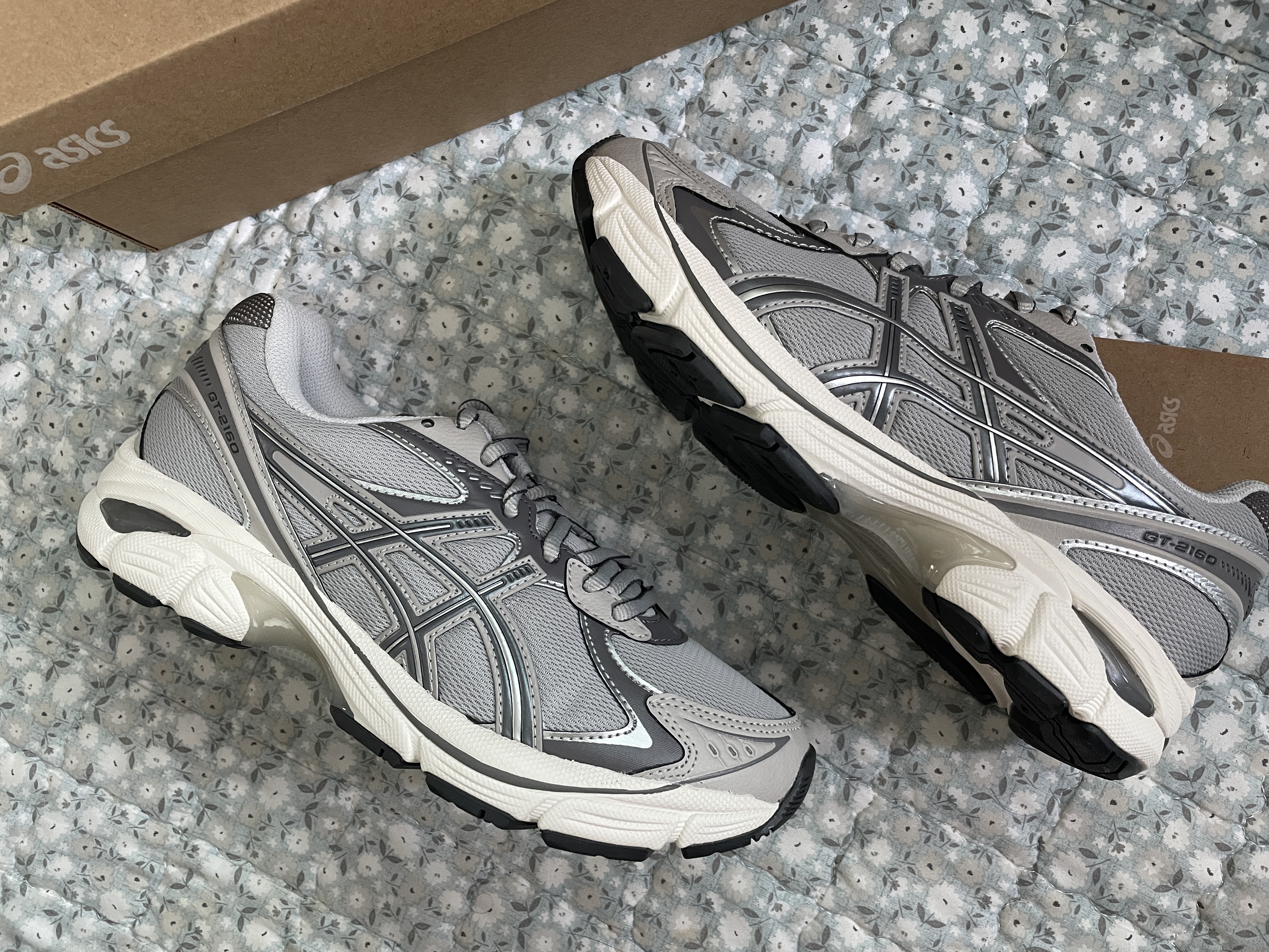 Asics GT-2160 Oyster Grey Carbon 착용 스타일