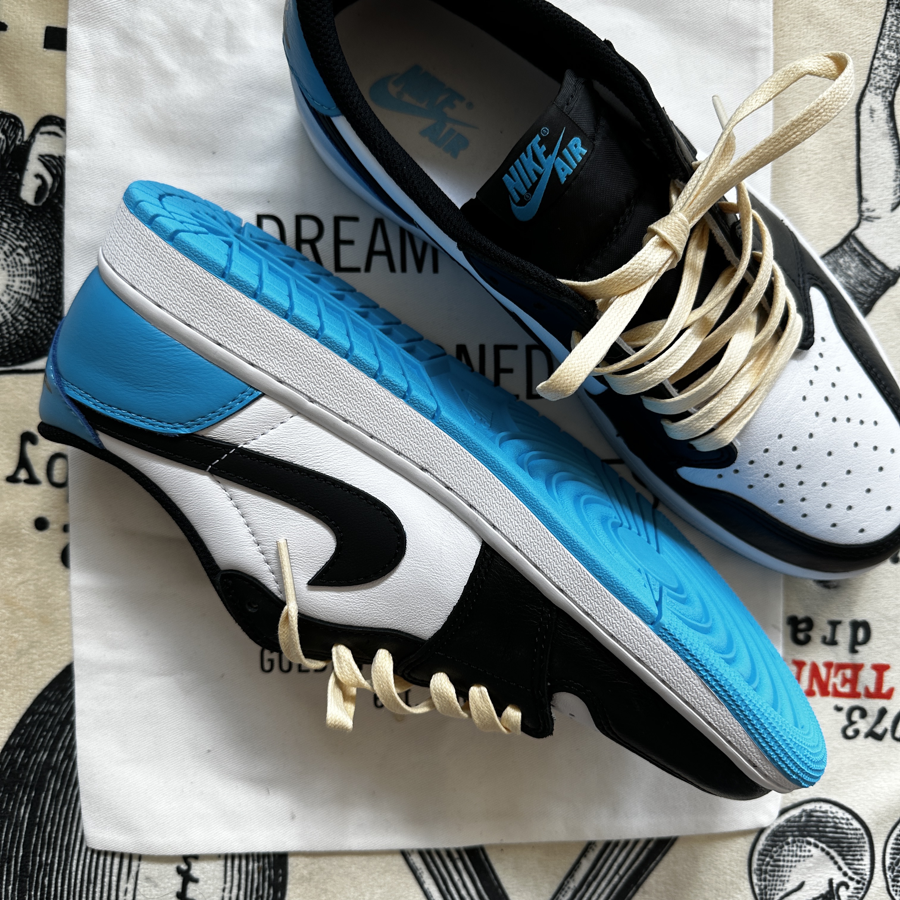 Jordan 1 Retro Low OG Black and Dark Powder Blue 착용 스타일 - 2