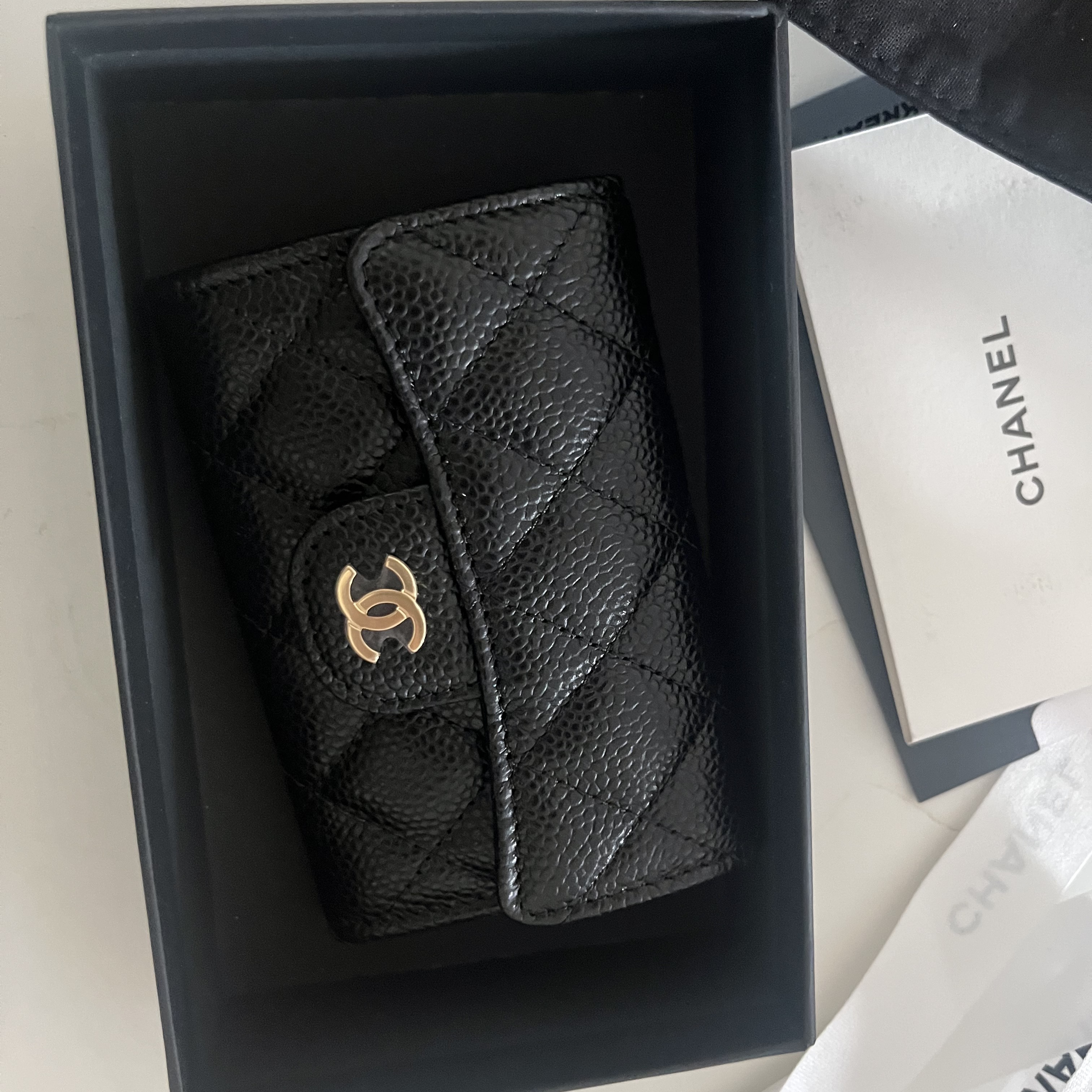 Chanel Classic Card Holder Grained Calfskin & Gold Black 착용 스타일