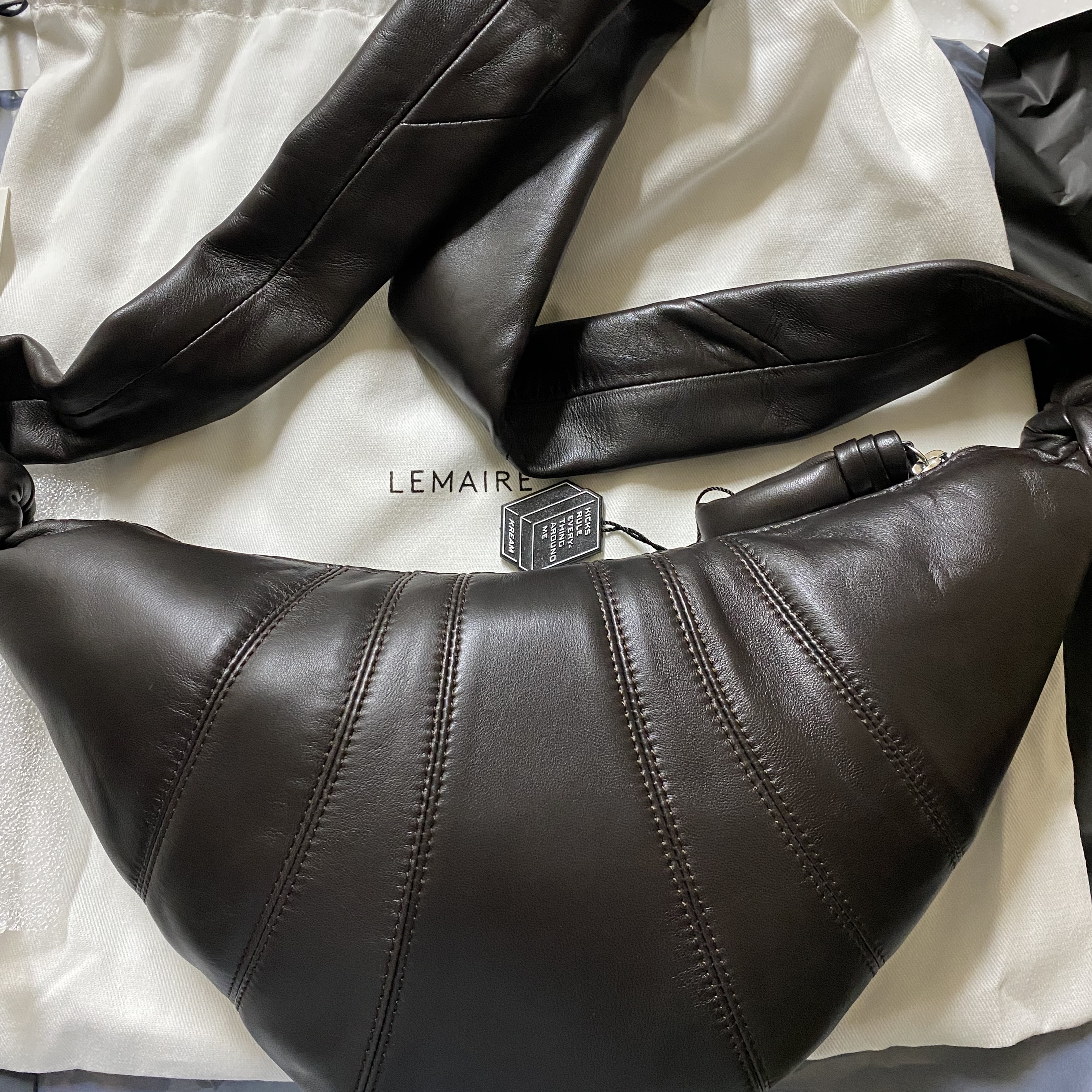 Lemaire Small Croissant Bag Soft Nappa Leather Dark Chocolate 착용 스타일