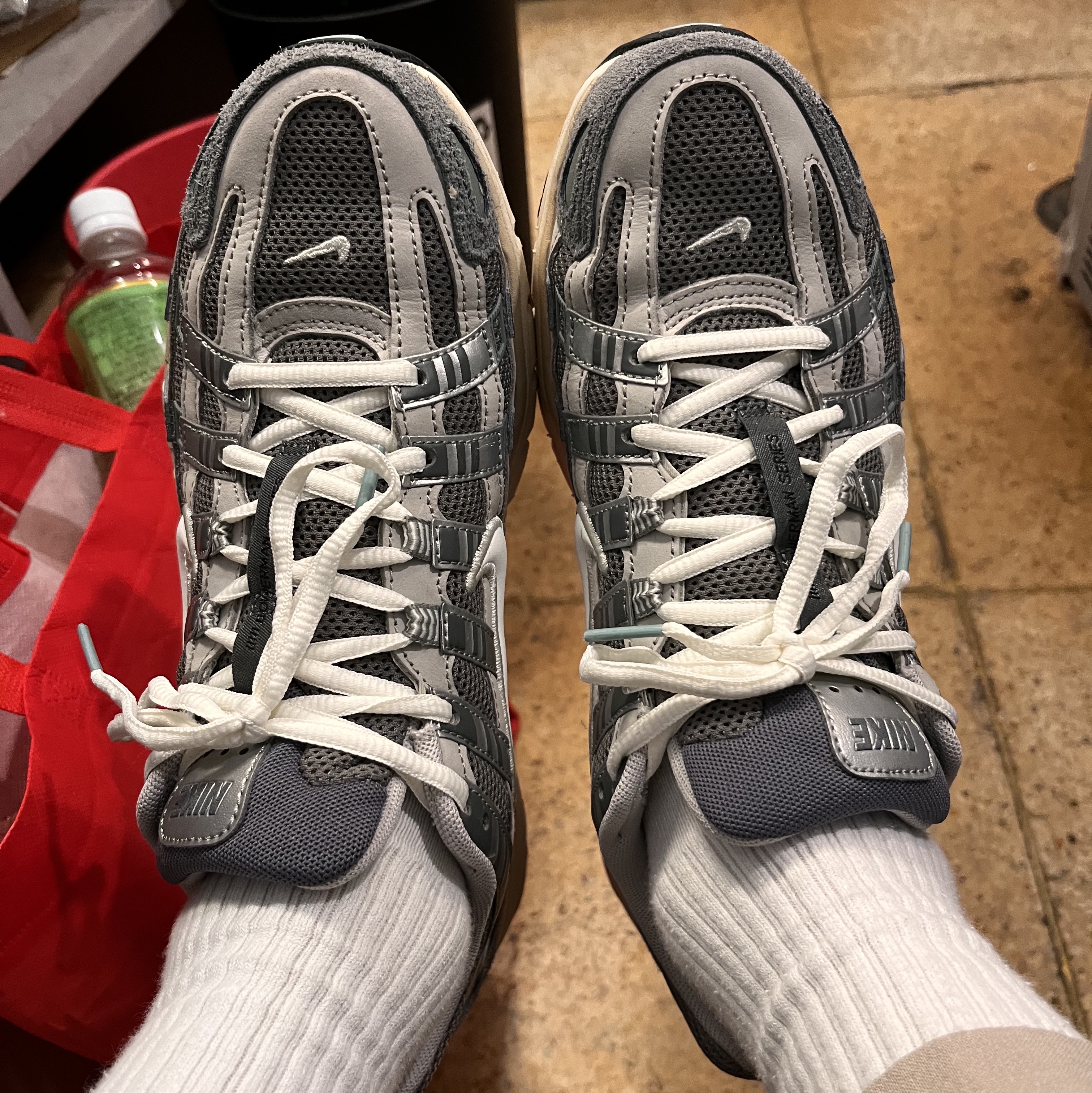 Nike P-6000 Flat Pewter Light Iron Ore 착용 스타일