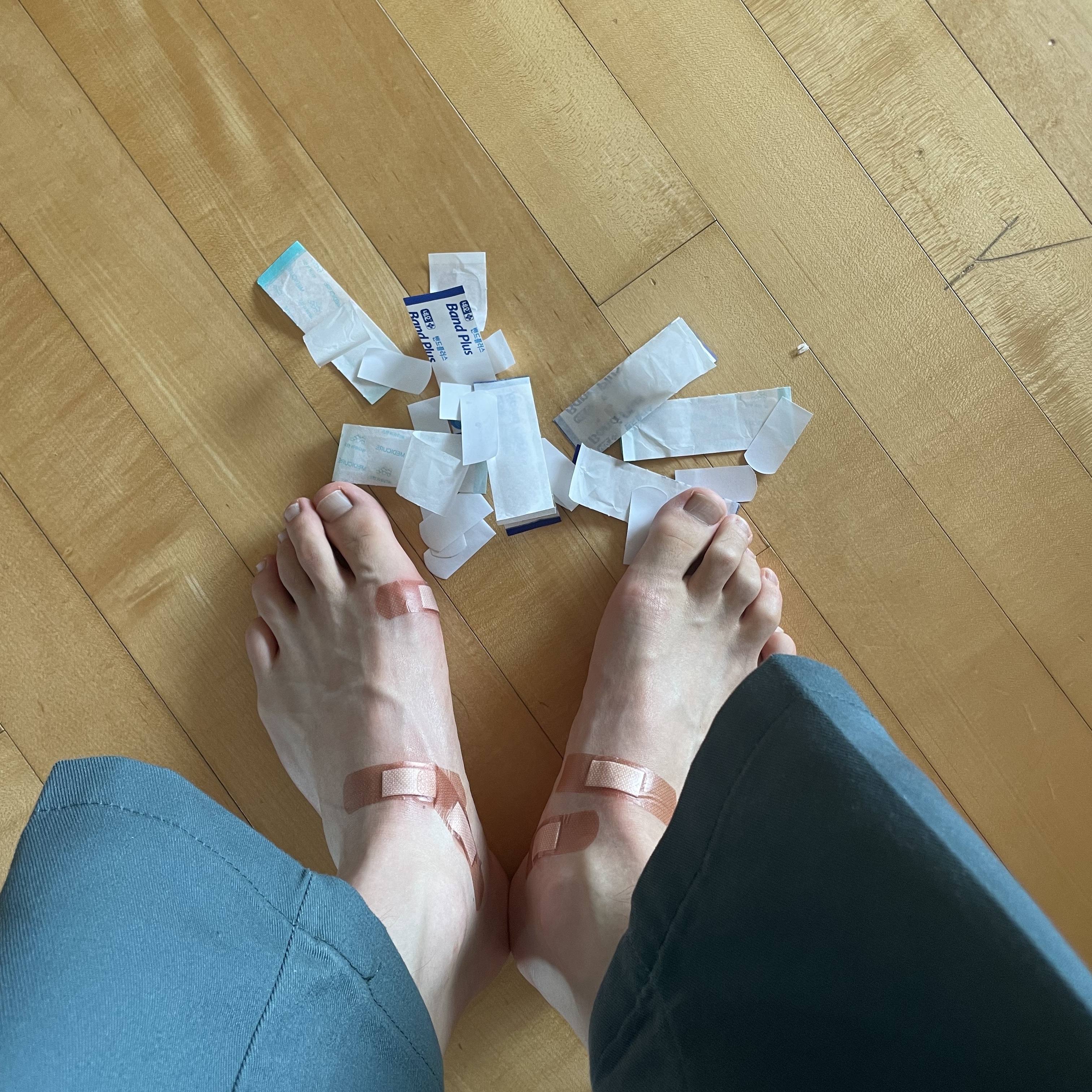 Adidas Yeezy Foam RNNR Carbon 착용 스타일 - 2
