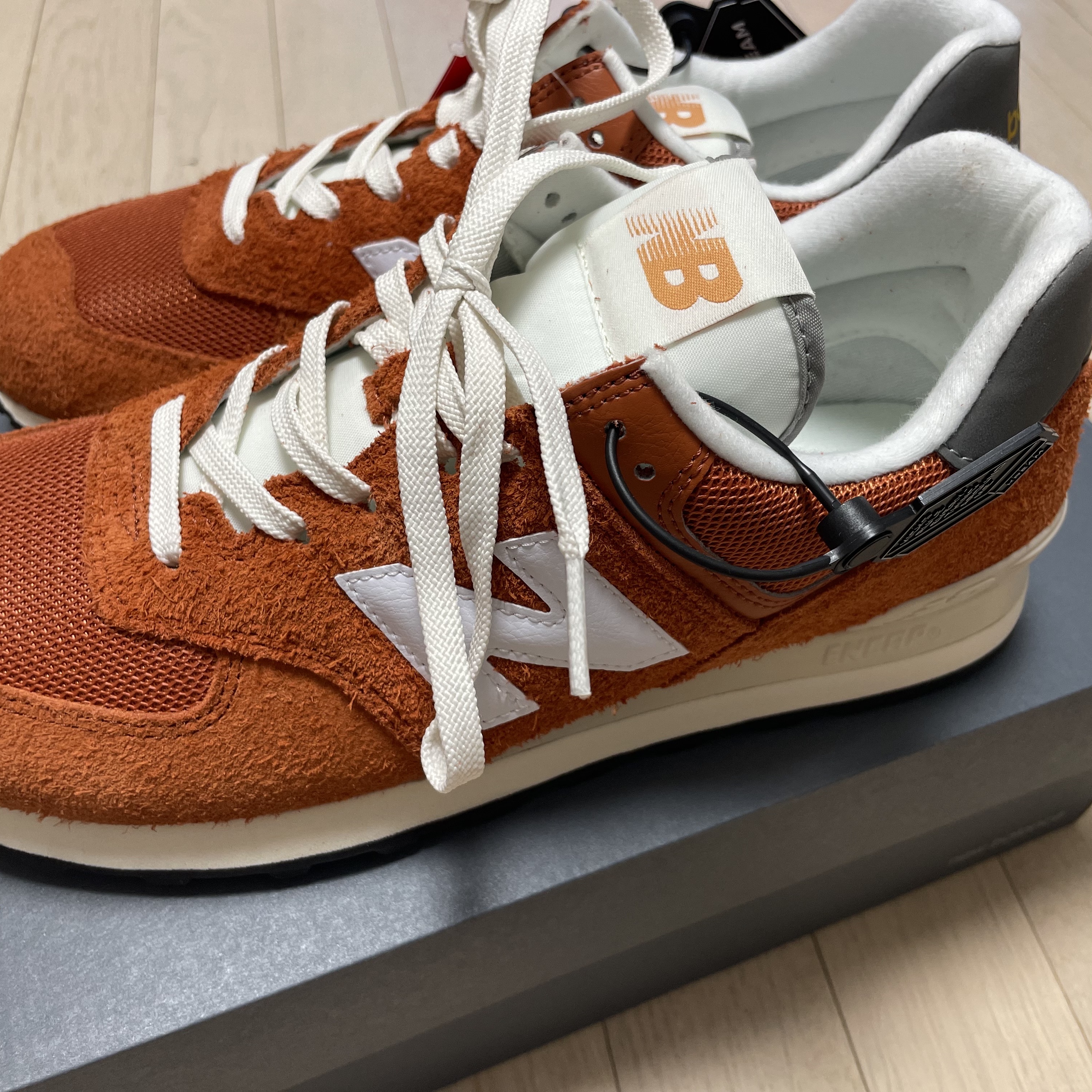 New Balance 574 Heritage Orange Burst White 착용 스타일