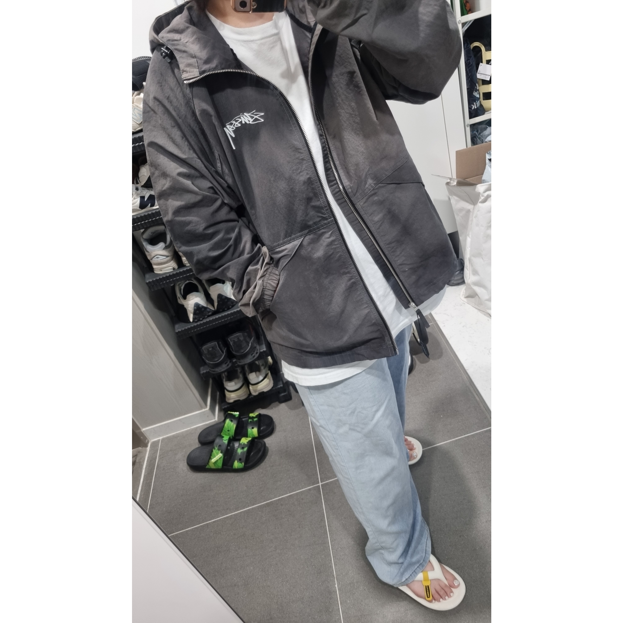 Stussy Wave Dye Beach Shell Jacket Black 착용 스타일
