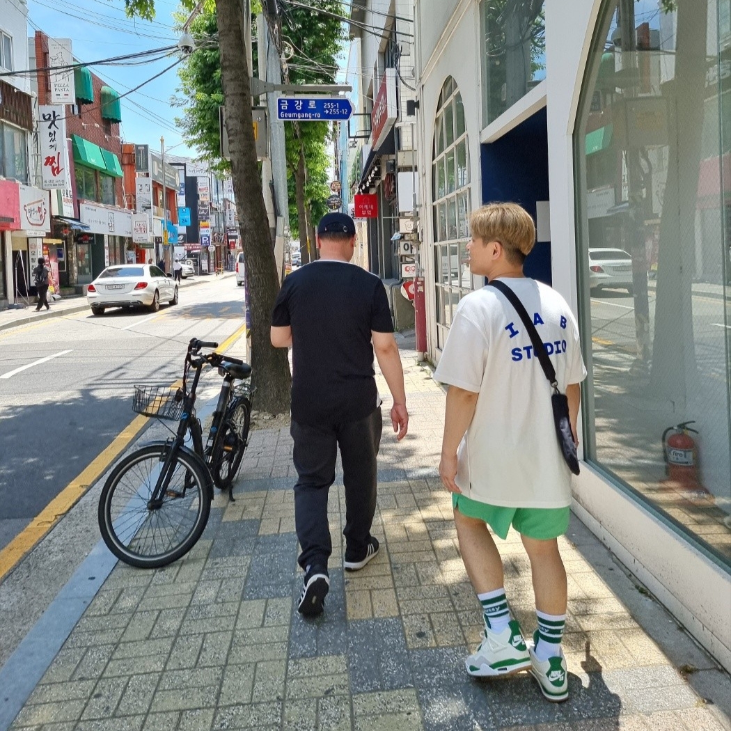 Jordan 4 x Nike SB Retro SP Pine Green, IAB Studio 10th Anniversary T-Shirt White 착용 스타일 - 1