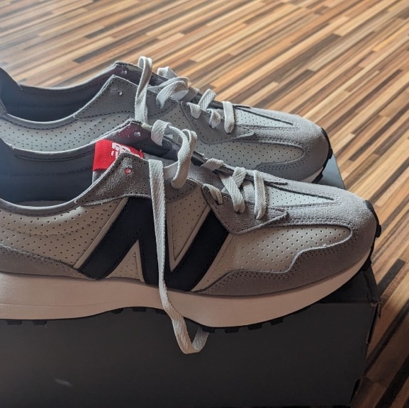 New Balance 327 Steel True Red, New Balance 327 Sea Salt 착용 스타일 - 1