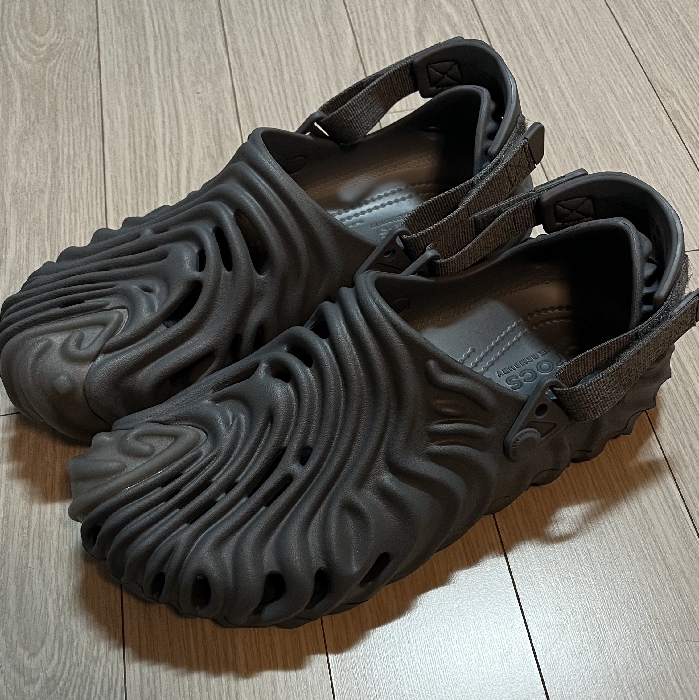 Crocs x Salehe Bembury Pollex Clog Niagara 착용 스타일