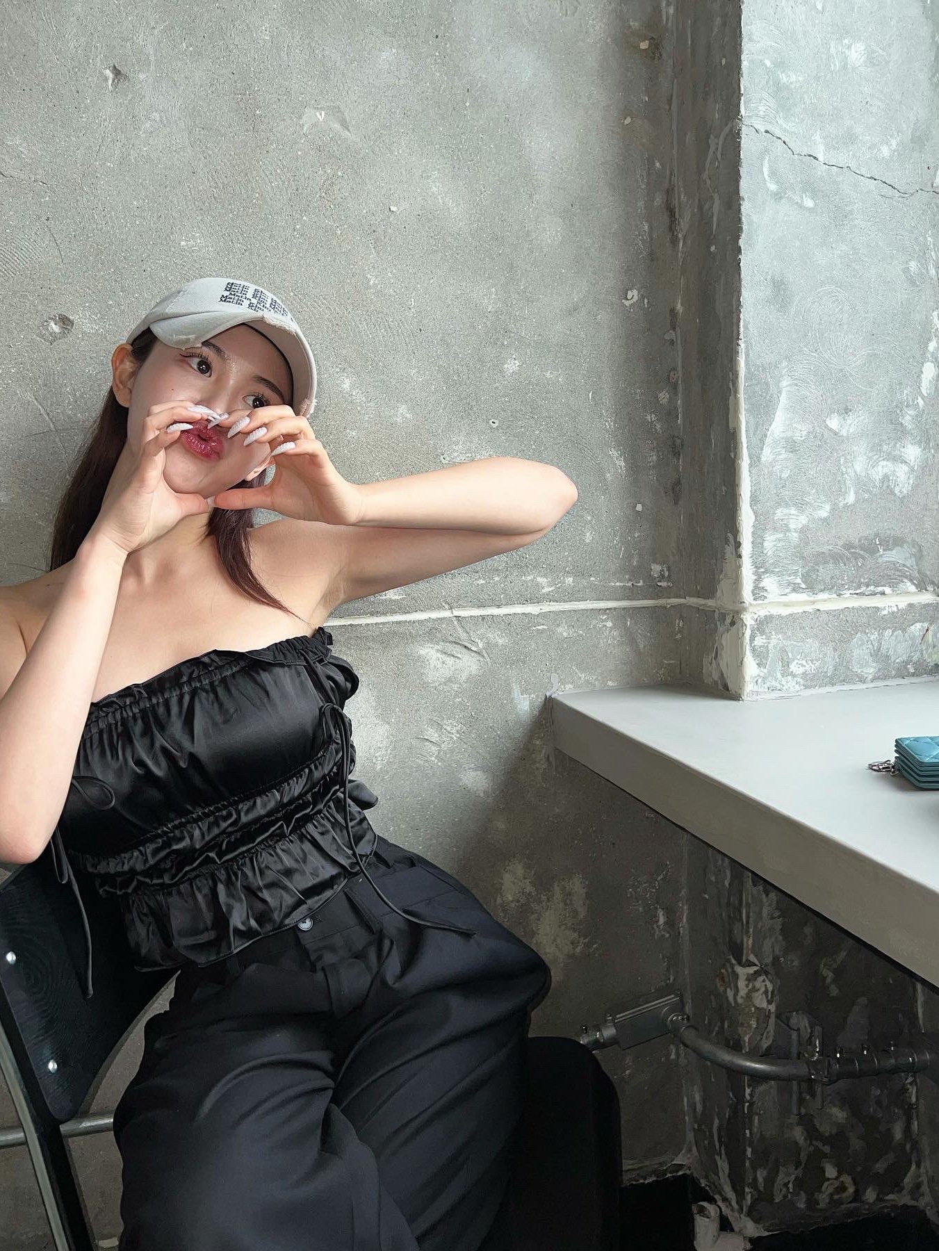 Matin Kim Lettering Washed Ball Cap Light Grey 착용 스타일 - 1