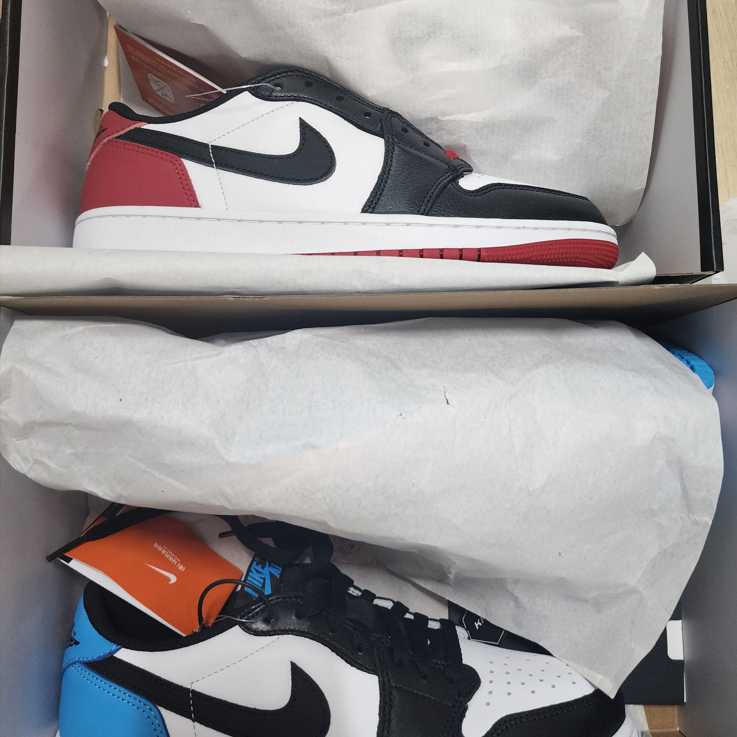 Jordan 1 Retro Low OG Black Toe, Jordan 1 Retro Low OG Black and Dark Powder Blue 착용 스타일 - 1