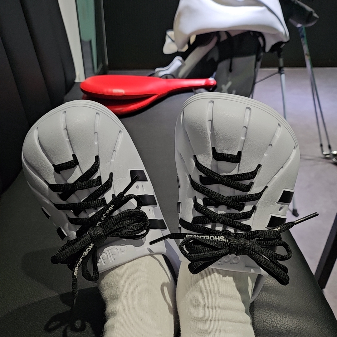 Adidas Adilette Clog White Black 착용 스타일