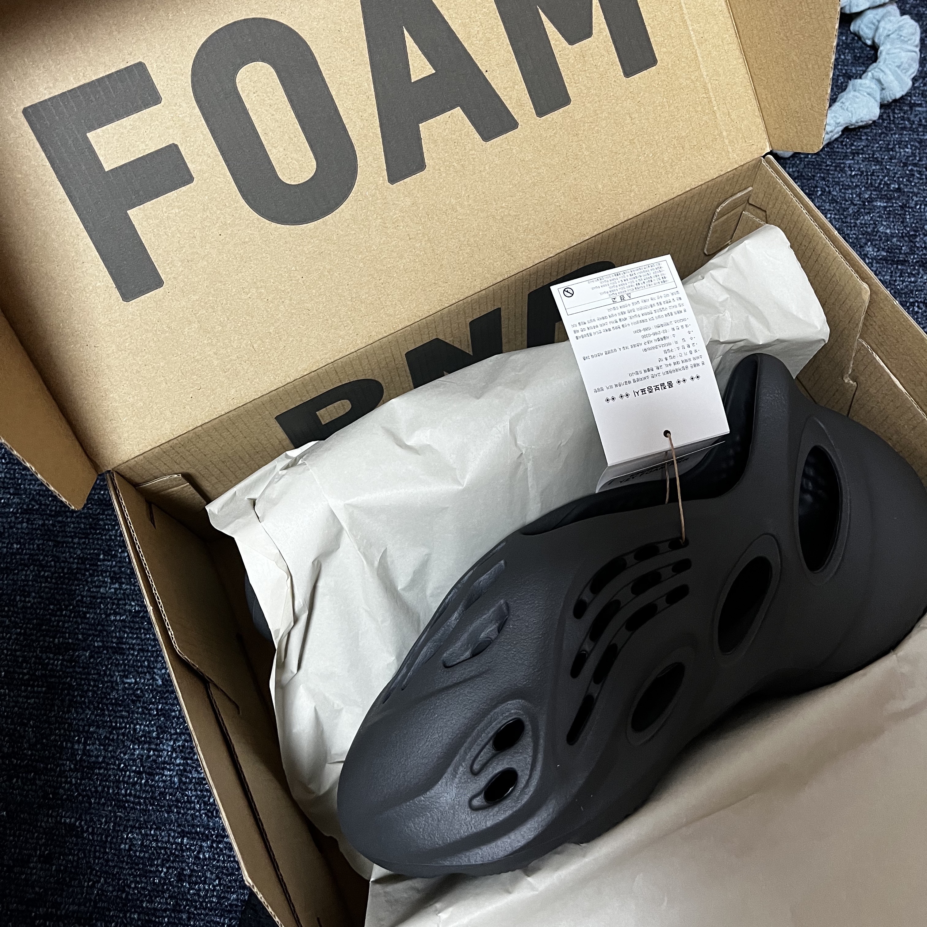 Adidas Yeezy Foam RNNR Carbon 착용 스타일 - 3