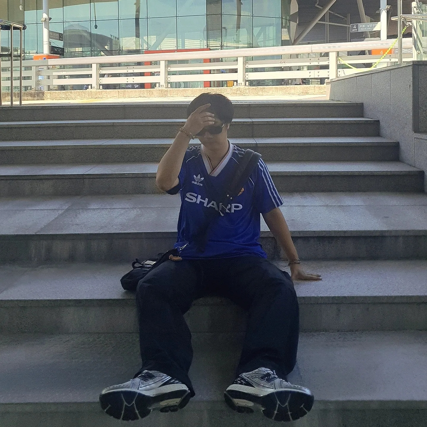 New Balance 1906R Silver Metallic, Adidas Manchester United 1988/90 Jersey Collegiate Royal - US Sizing 착용 스타일