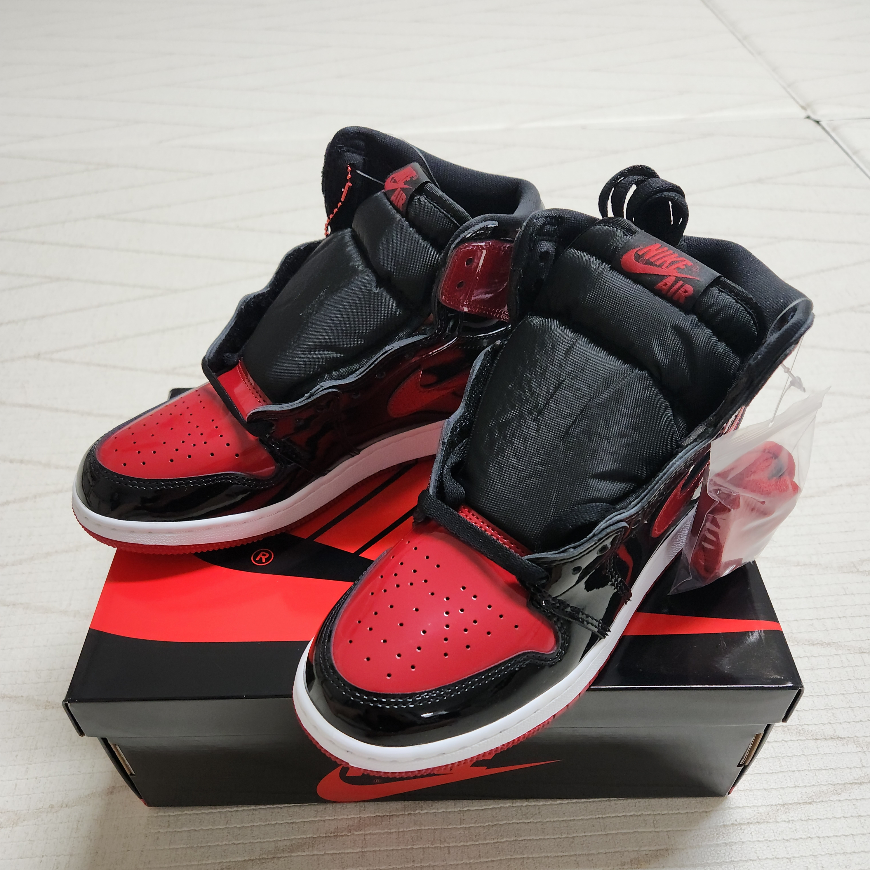 (GS) Jordan 1 Retro High OG Patent Bred 착용 스타일 - 1