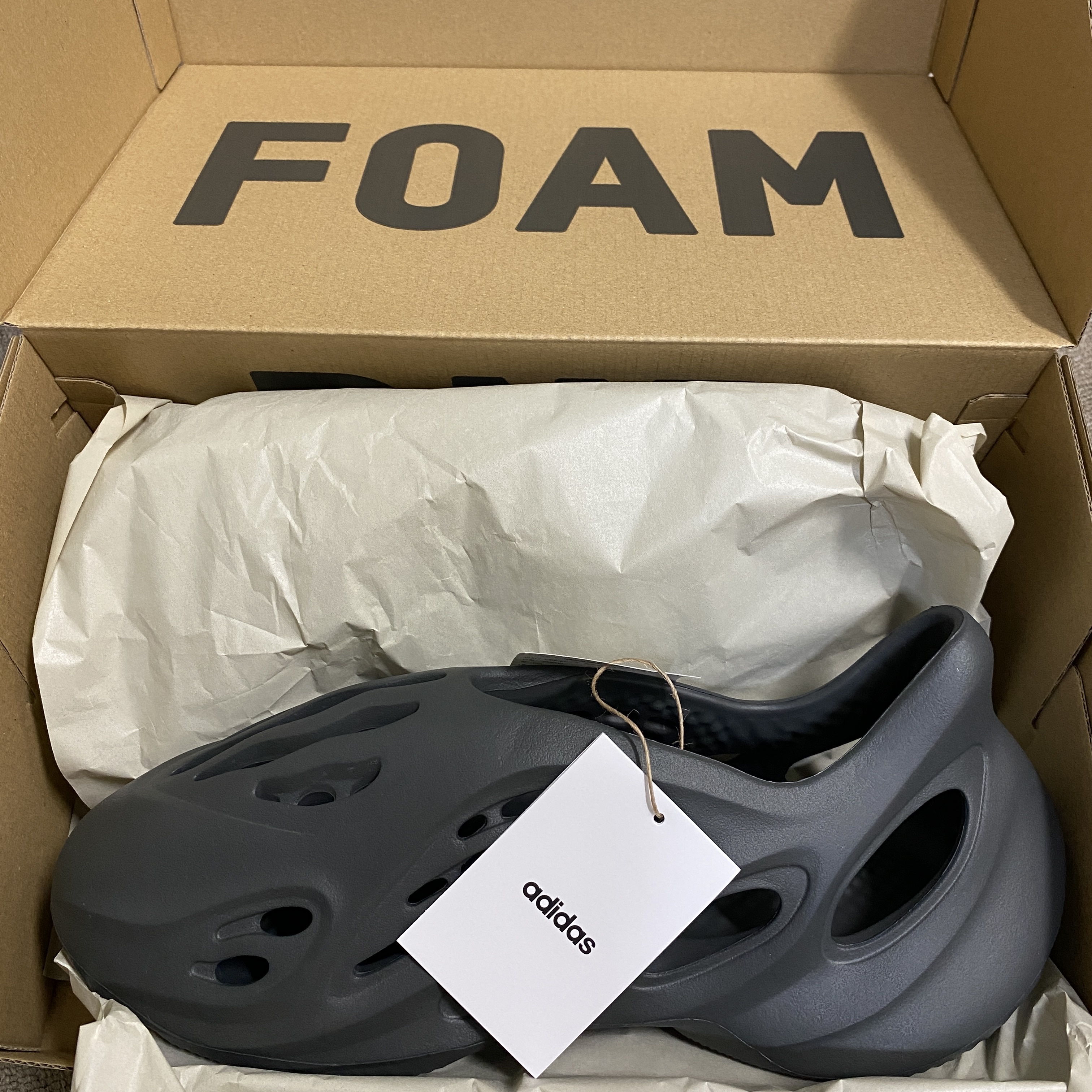 Adidas Yeezy Foam RNNR Carbon 착용 스타일
