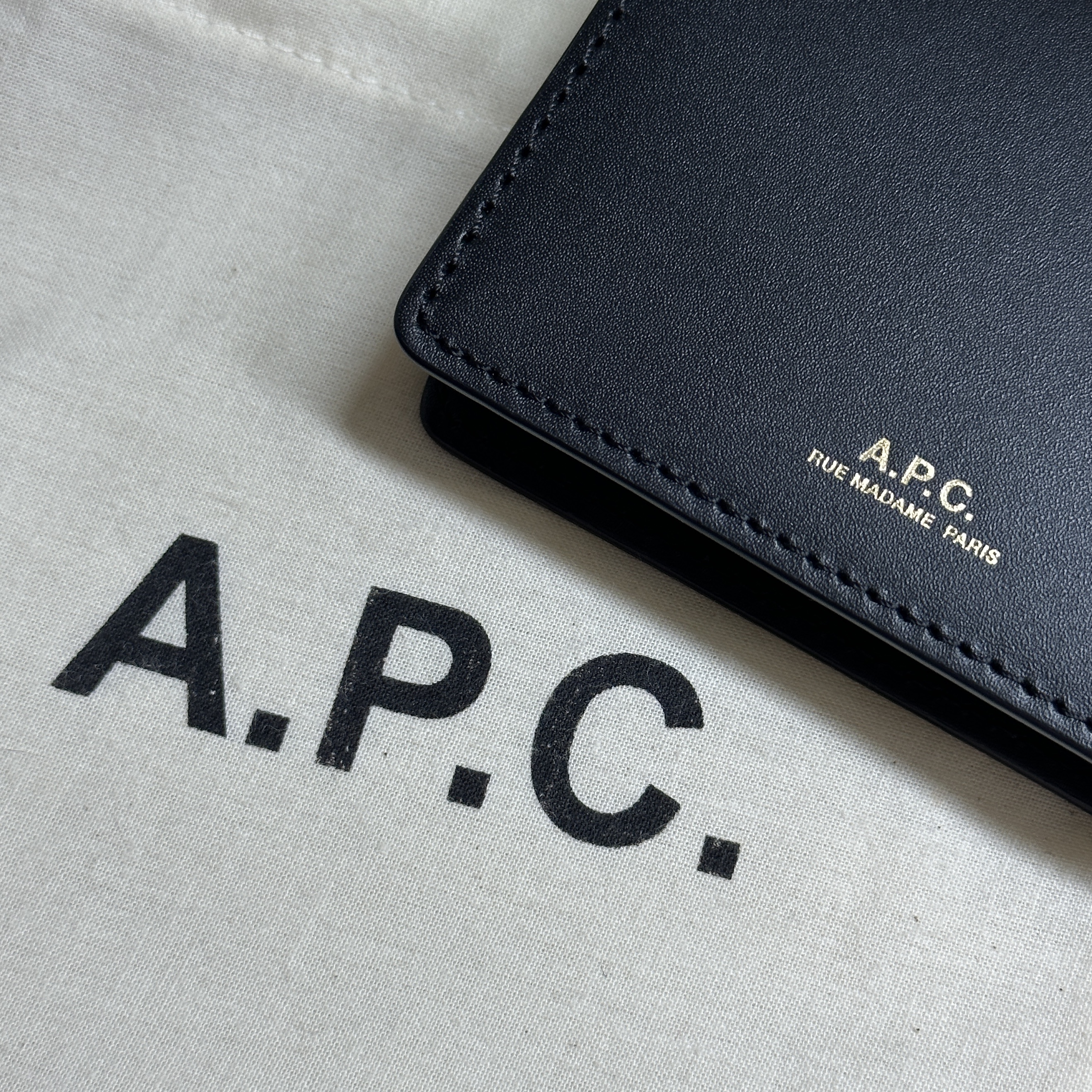 A.P.C. Stefan Horizon Card Holder Black 착용 스타일