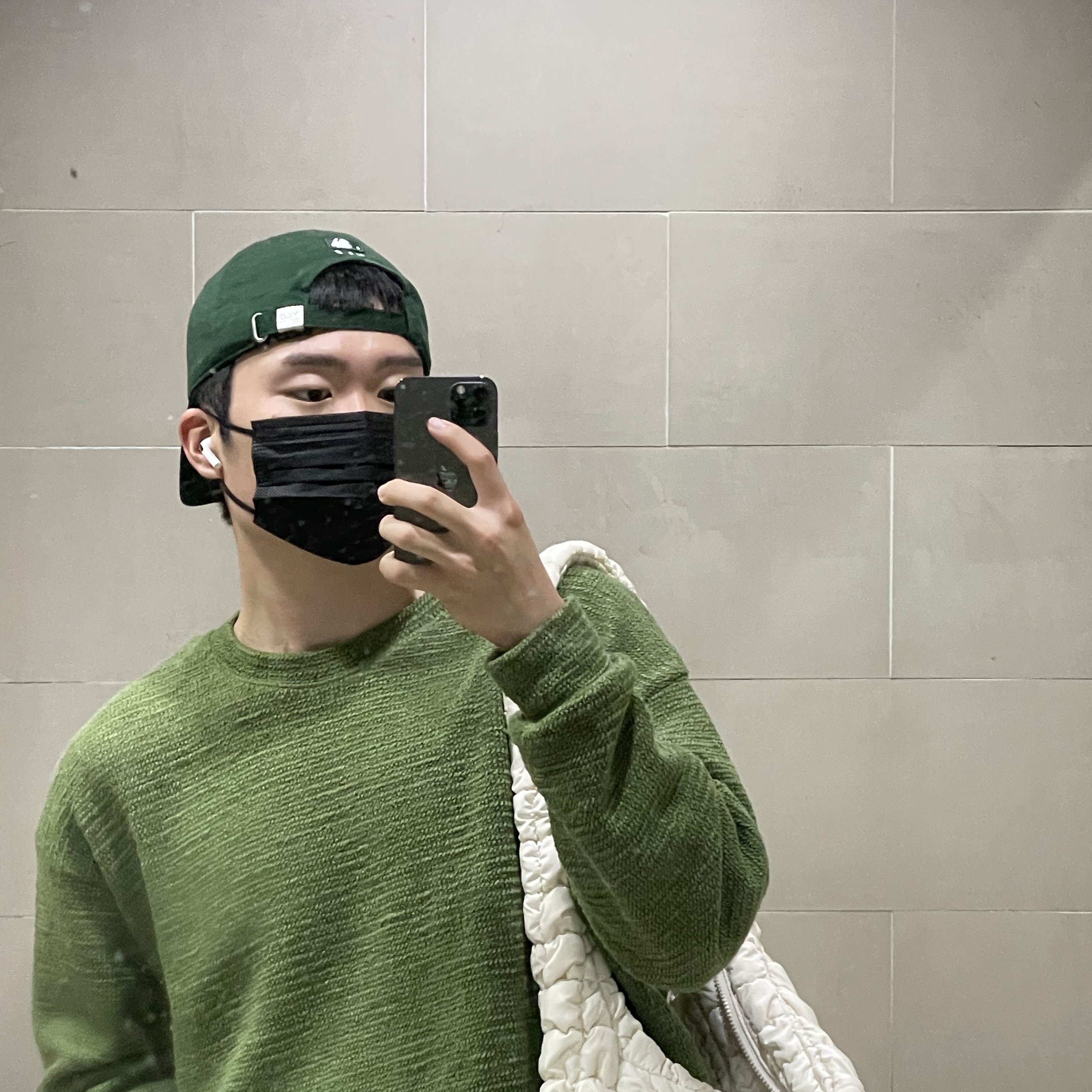 COS Quilted Oversized Shoulder Bag Off White Light Beige 착용 스타일