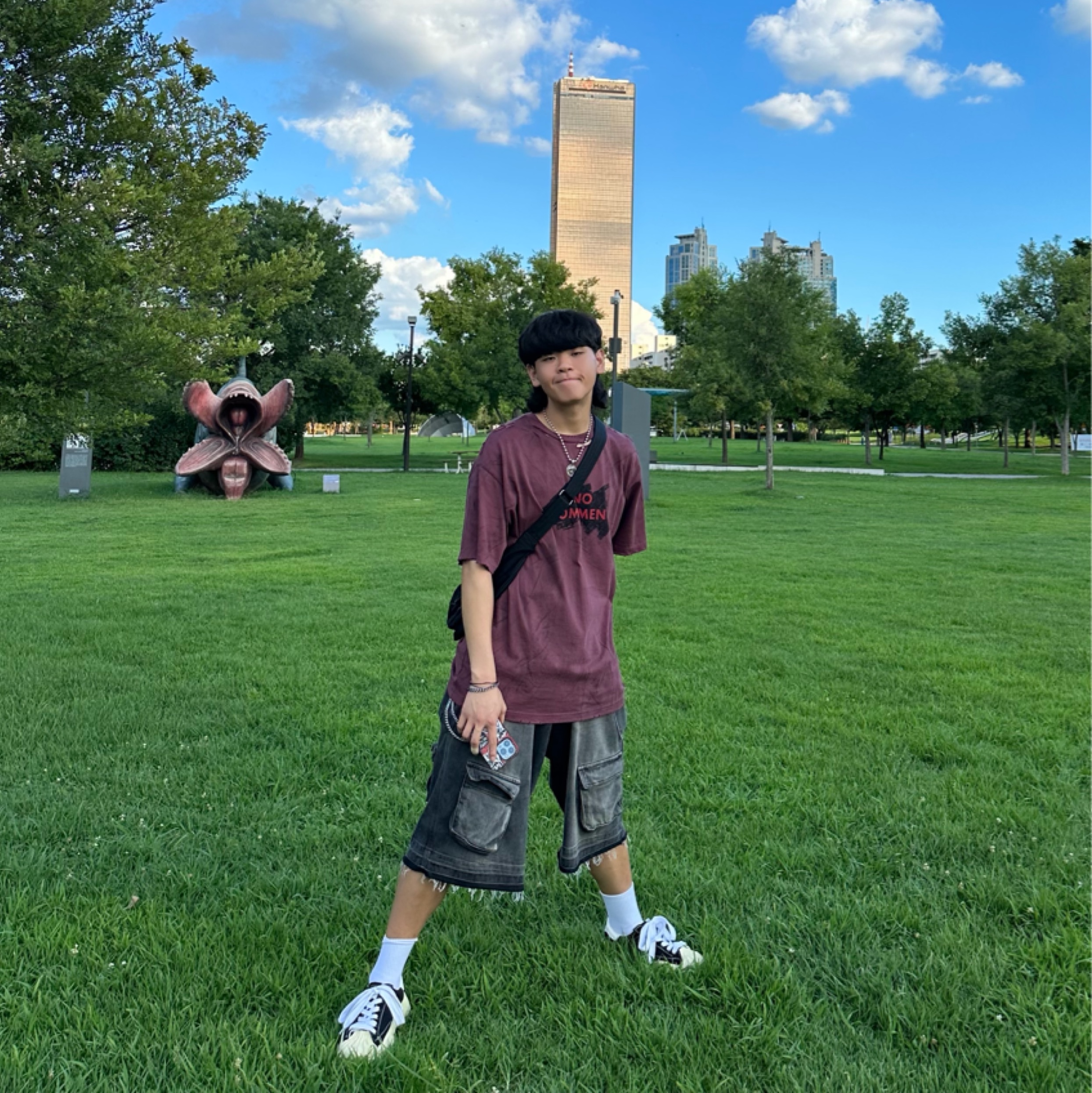 Nos Couleurs No Comment T-Shirt Burgundy, Nos Couleurs Old Washed Cargo Denim Shorts Dark Grey 착용 스타일