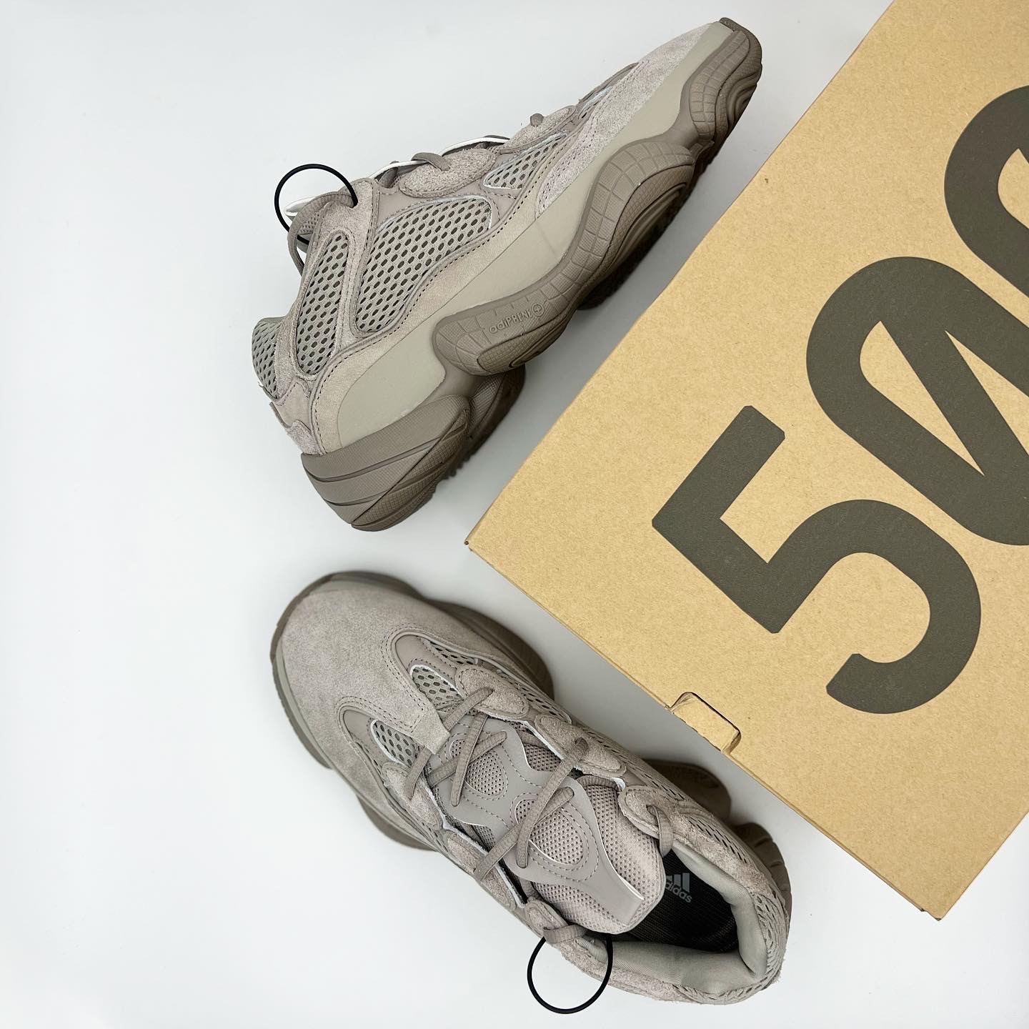 Adidas Yeezy 500 Ash Grey 착용 스타일 - 5