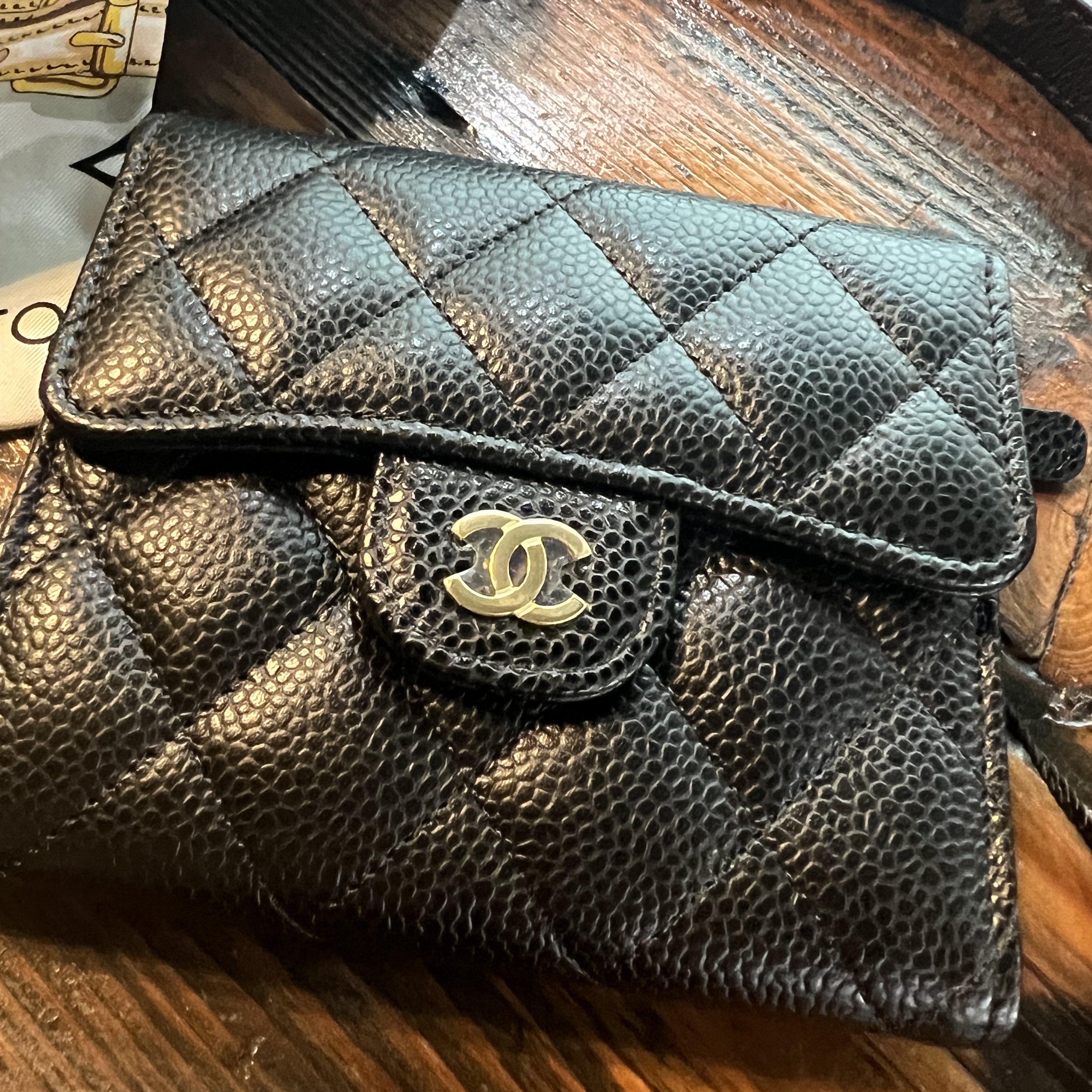 Chanel Small Classic Flap Wallet Grained Calfskin & Gold Black 착용 스타일