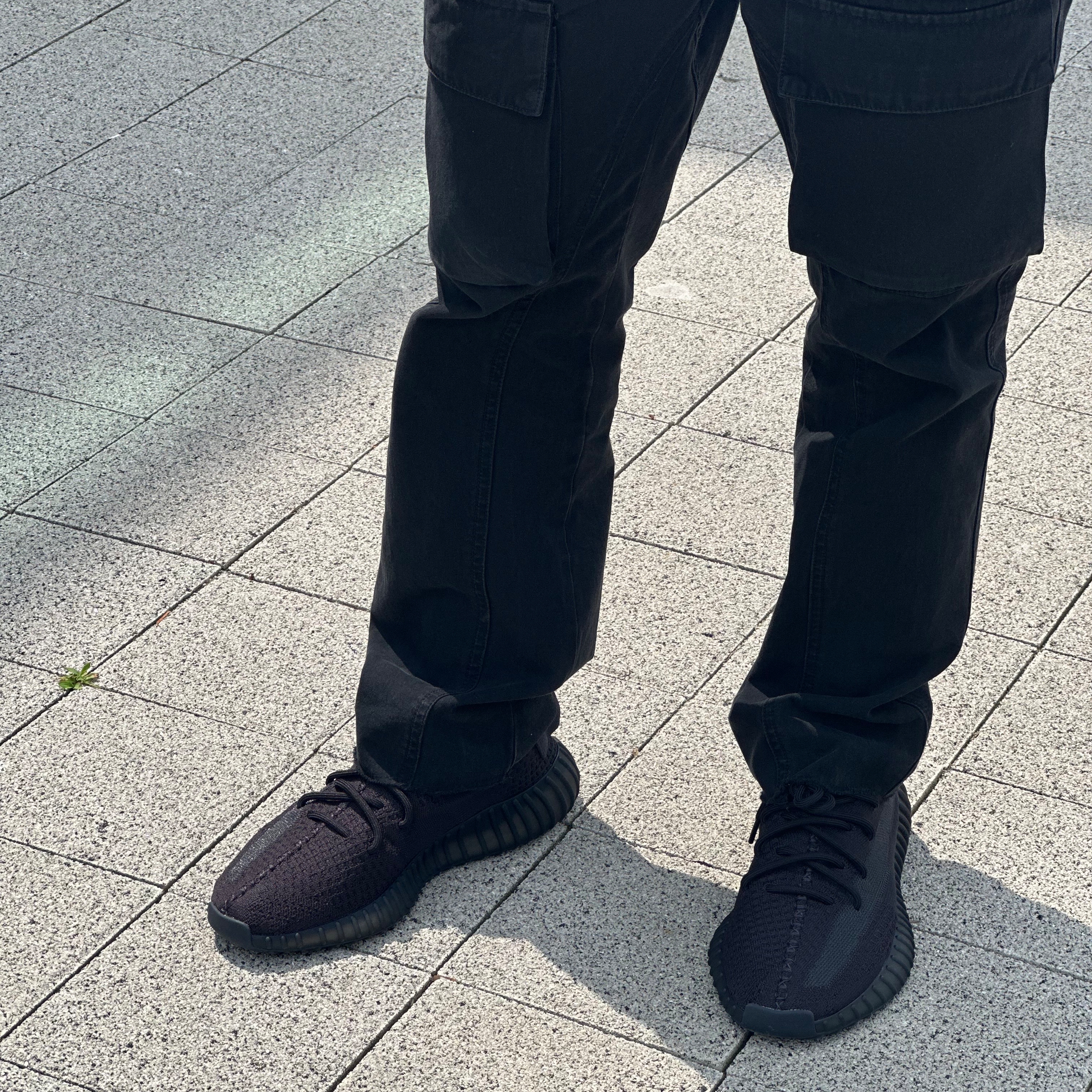 Adidas Yeezy Boost 350 V2 Onyx 착용 스타일 - 1