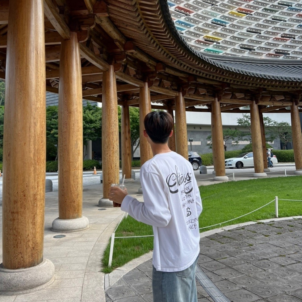 Stussy World Tour LS T-Shirt White 착용 스타일