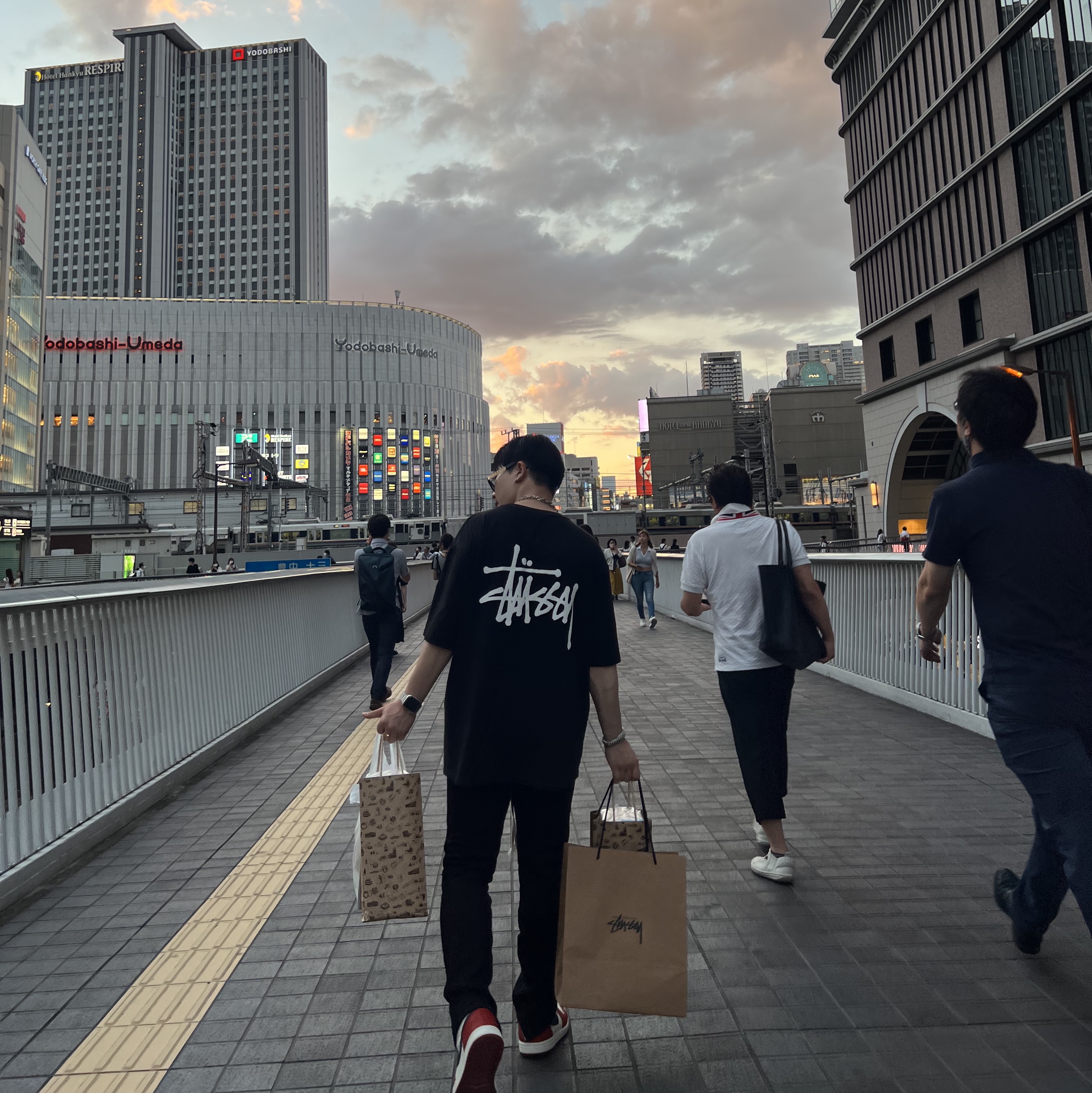 Stussy Basic Stussy T-Shirt Black 2023, Jordan 1 Retro High OG Chicago 2022 착용 스타일 - 3