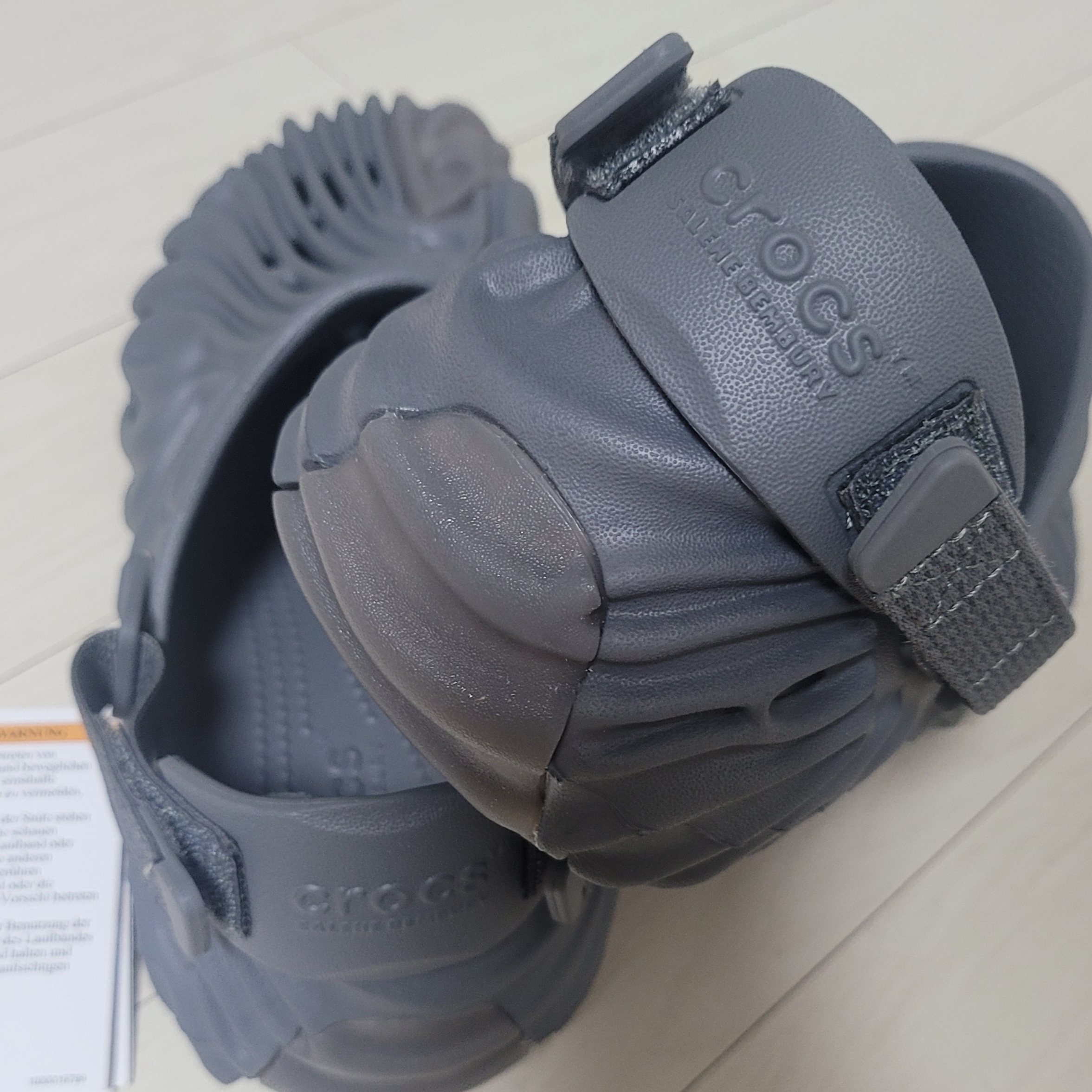 Crocs x Salehe Bembury Pollex Clog Niagara 착용 스타일