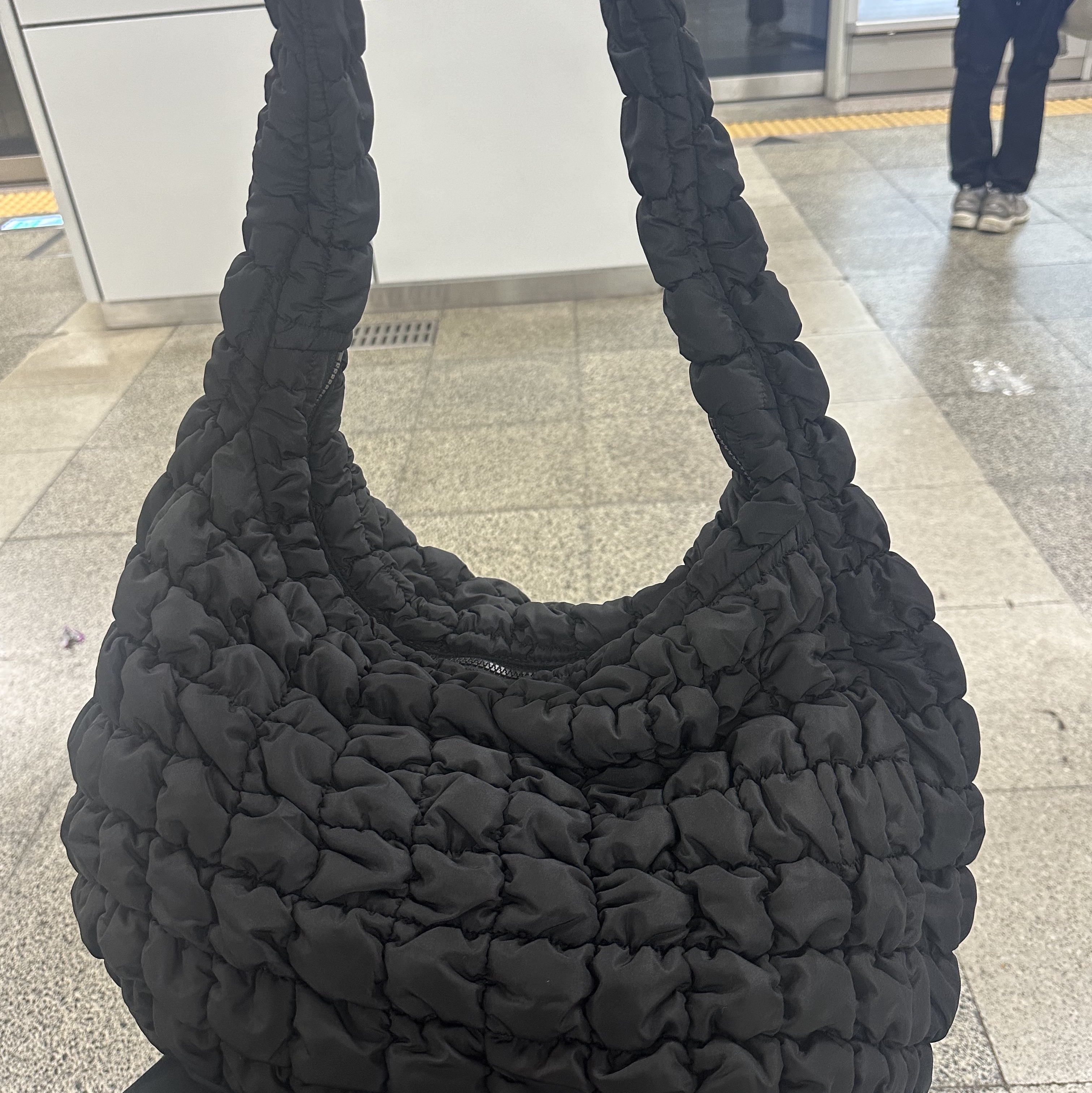 COS Quilted Oversized Shoulder Bag Black 착용 스타일