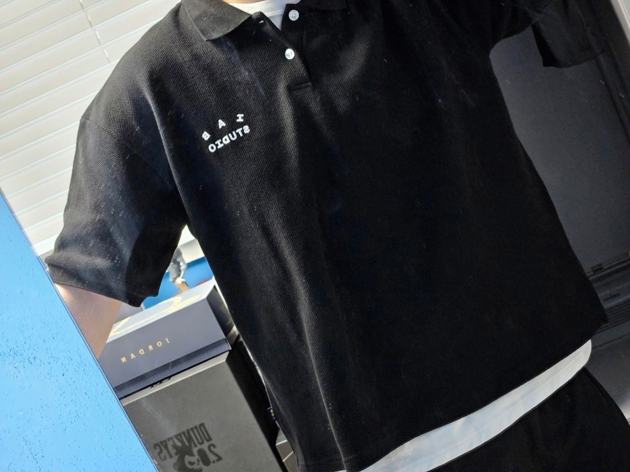 IAB Studio Cropped Pique Shirt Black - The Hyundai Seoul Exclusive 착용 스타일 - 1