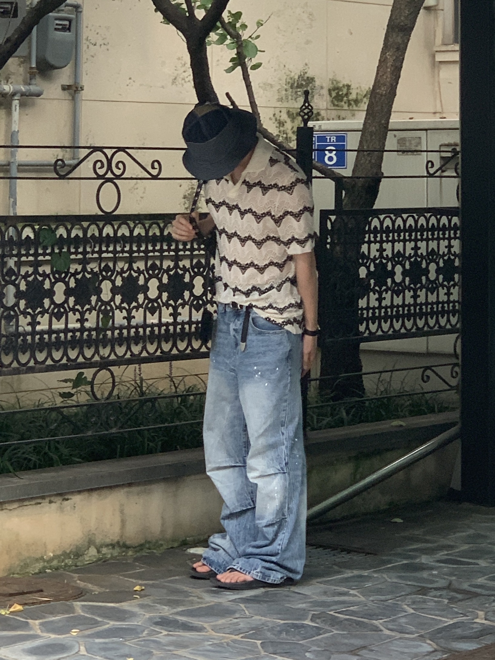 Oofos x Andersson Bell OOriginal Flip Flop Black, Balenciaga Arena Lambskin Aged Silver Hardware Le Cagole XS Flap Bag Black 착용 스타일 - 5
