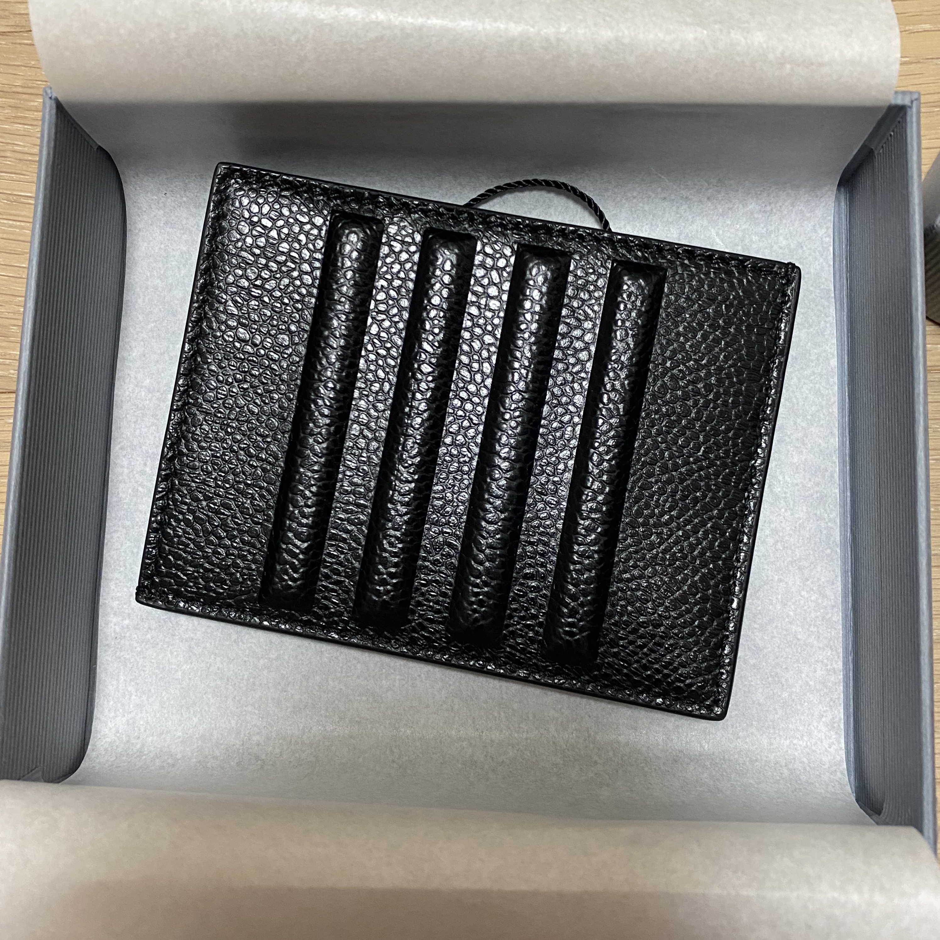 Thom Browne Pebble Grain Leather Stripe Note Compartment Card Holder Black, Thom Browne Pebble Grain Leather Debossed 4-Bar Note Compartment Card Holder Black 착용 스타일