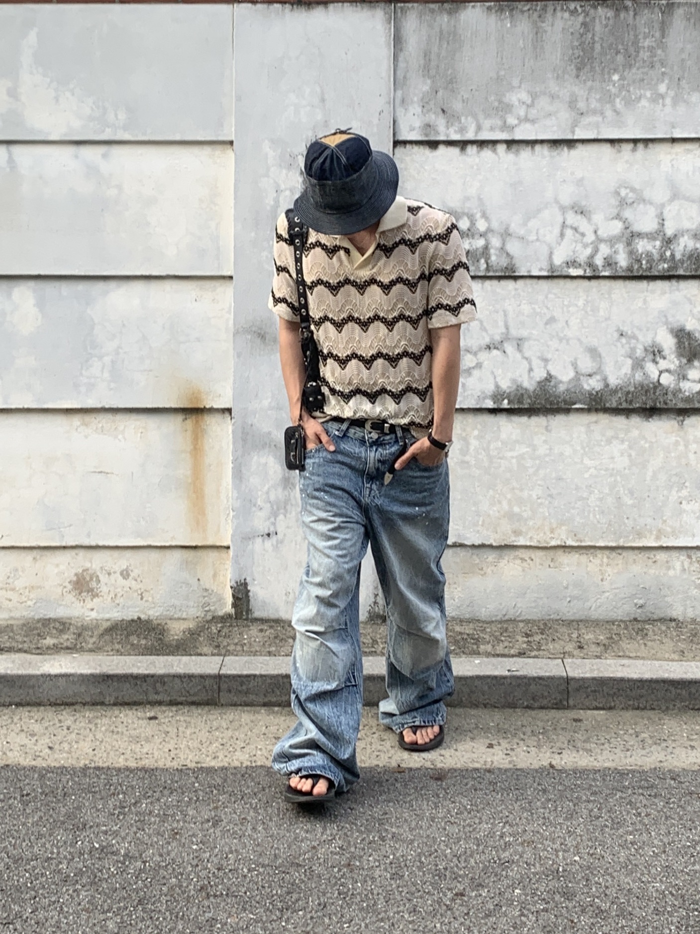 Oofos x Andersson Bell OOriginal Flip Flop Black, Balenciaga Arena Lambskin Aged Silver Hardware Le Cagole XS Flap Bag Black 착용 스타일 - 4