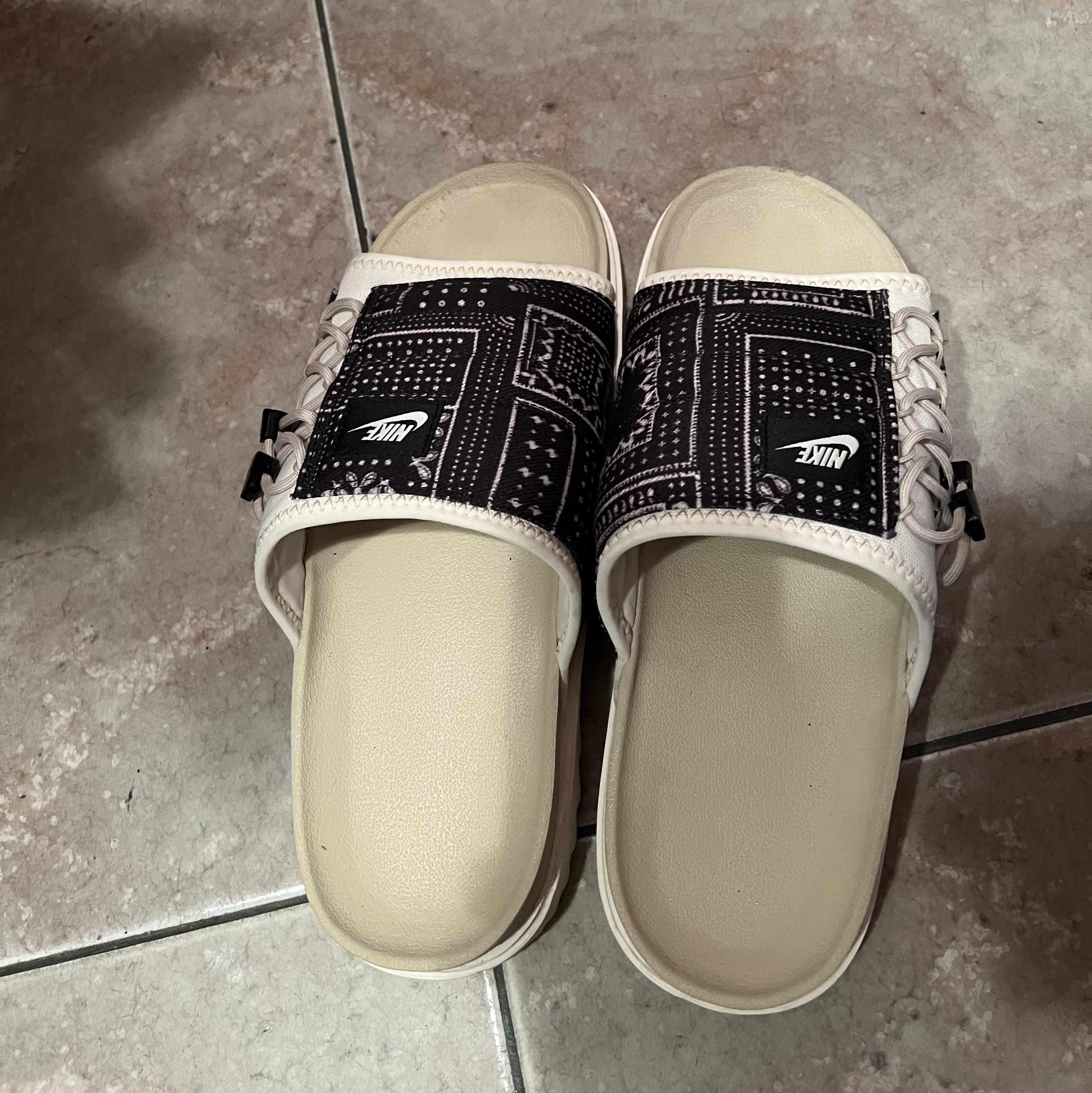 Nike Asuna Slide Pale Ivory Rattan 착용 스타일