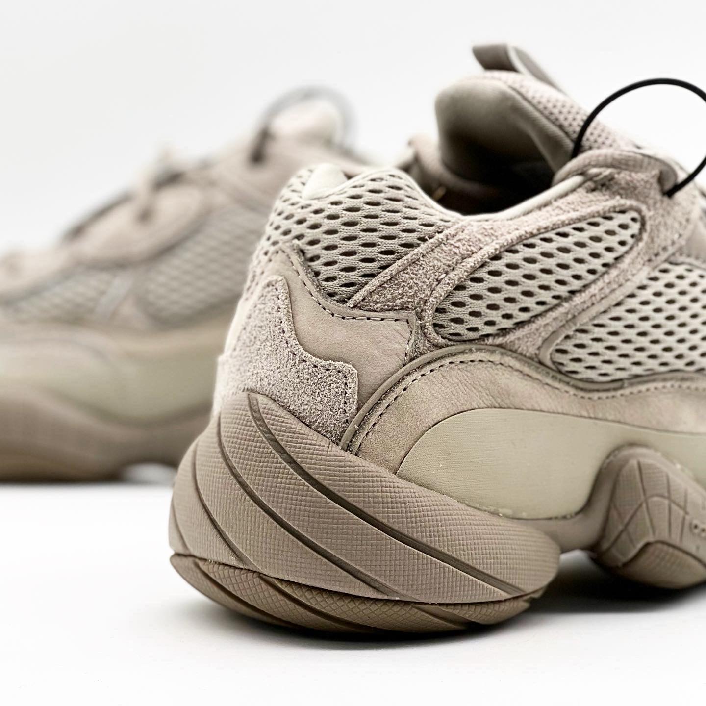 Adidas Yeezy 500 Ash Grey 착용 스타일 - 3