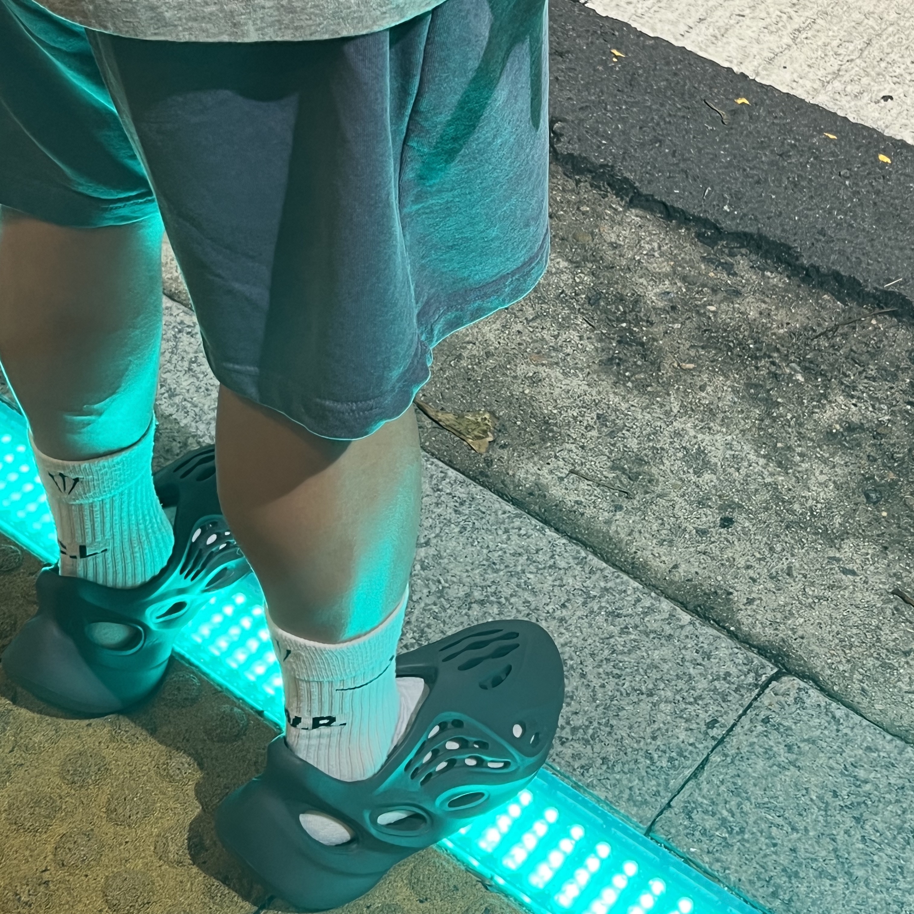 Nike x Drake Nocta Socks White (3 Pack), Adidas Yeezy Foam RNNR Carbon 착용 스타일 - 2