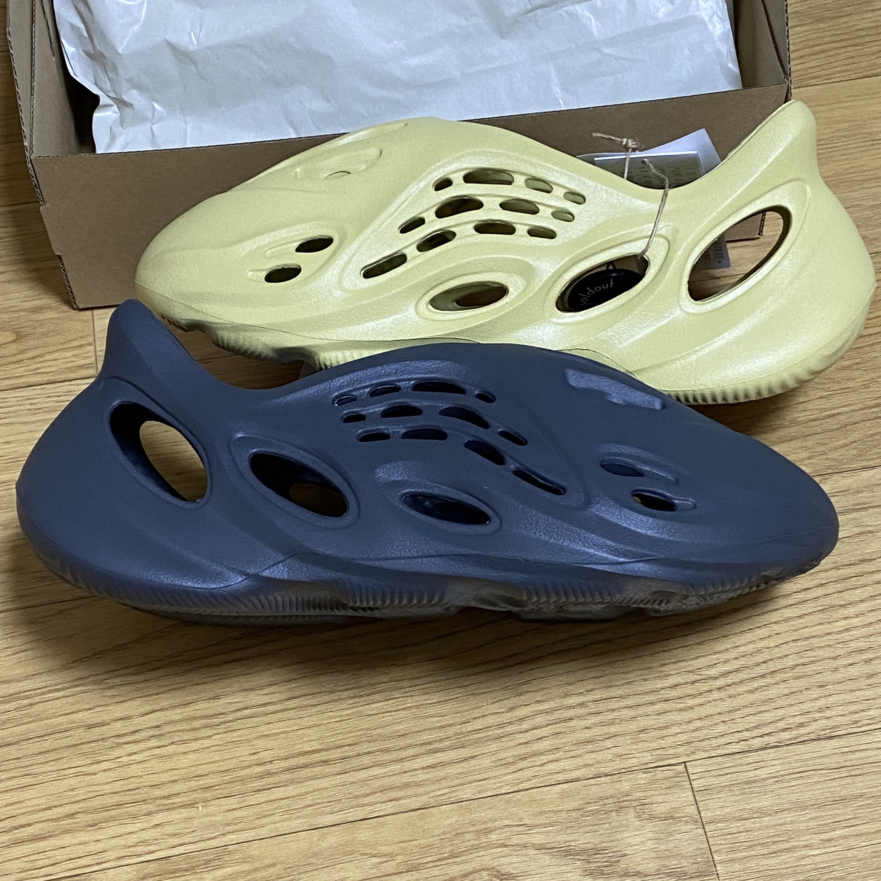 Adidas Yeezy Foam RNNR Carbon, Adidas Yeezy Foam RNNR Sulfur 착용 스타일