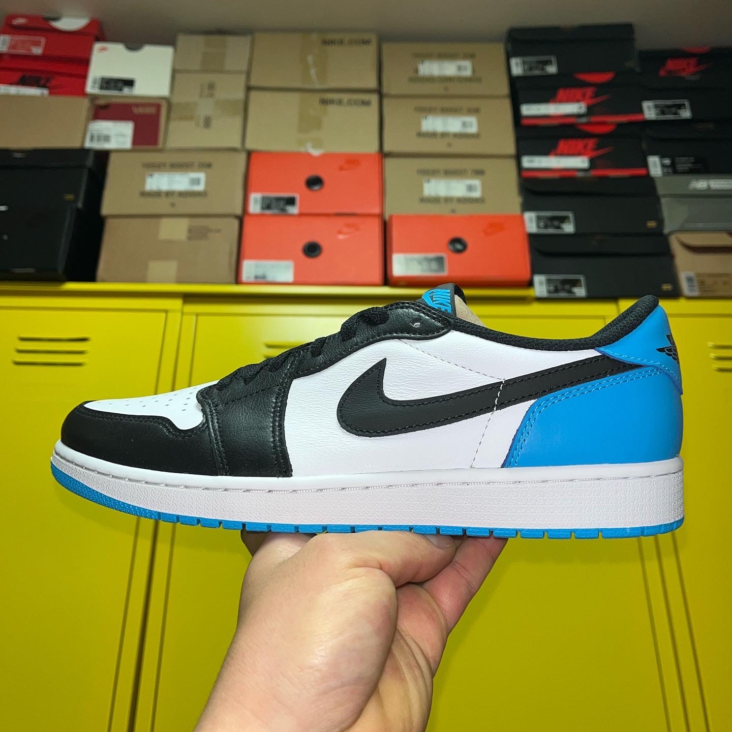 Jordan 1 Retro Low OG Black and Dark Powder Blue 착용 스타일