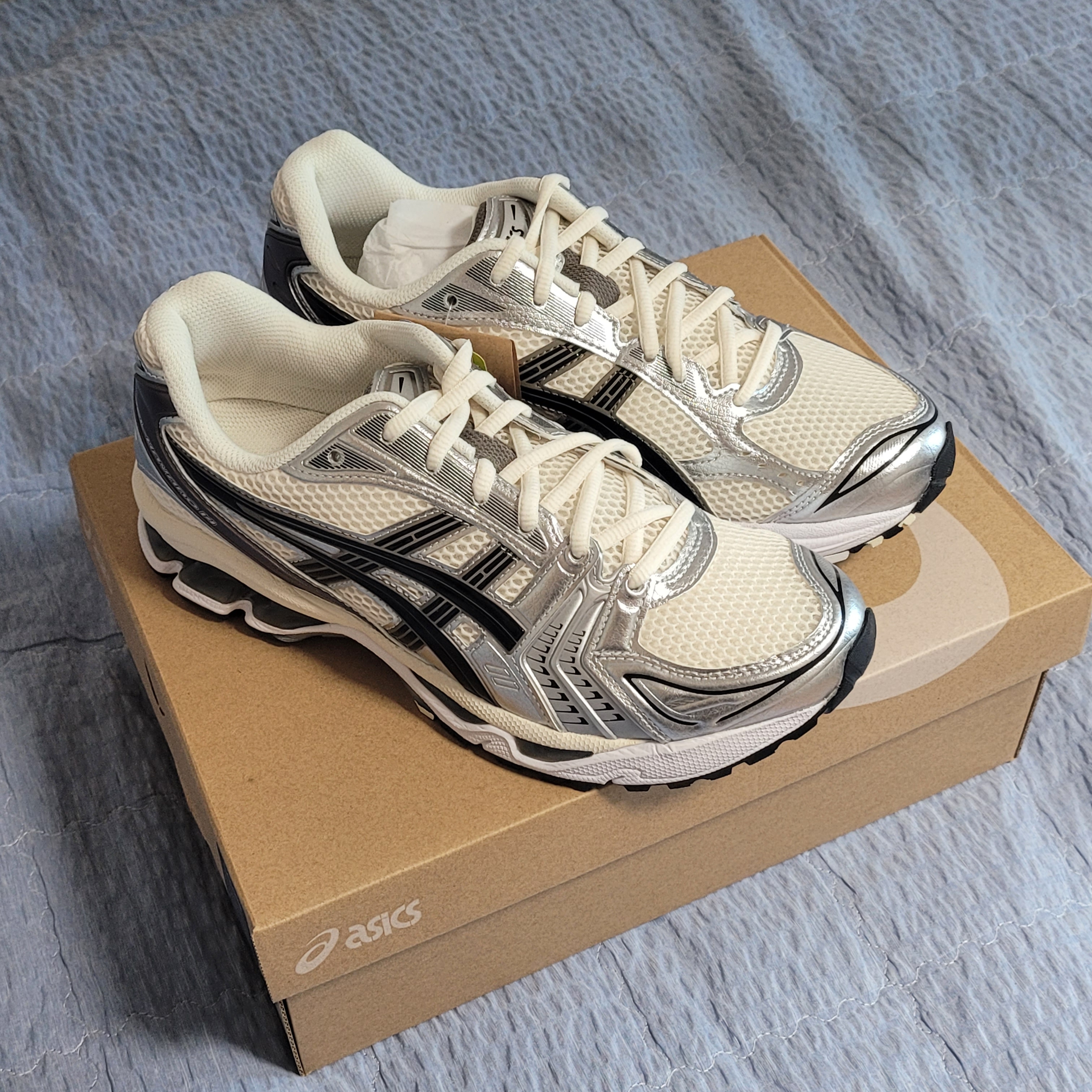 Asics Gel-Kayano 14 Cream Black 착용 스타일