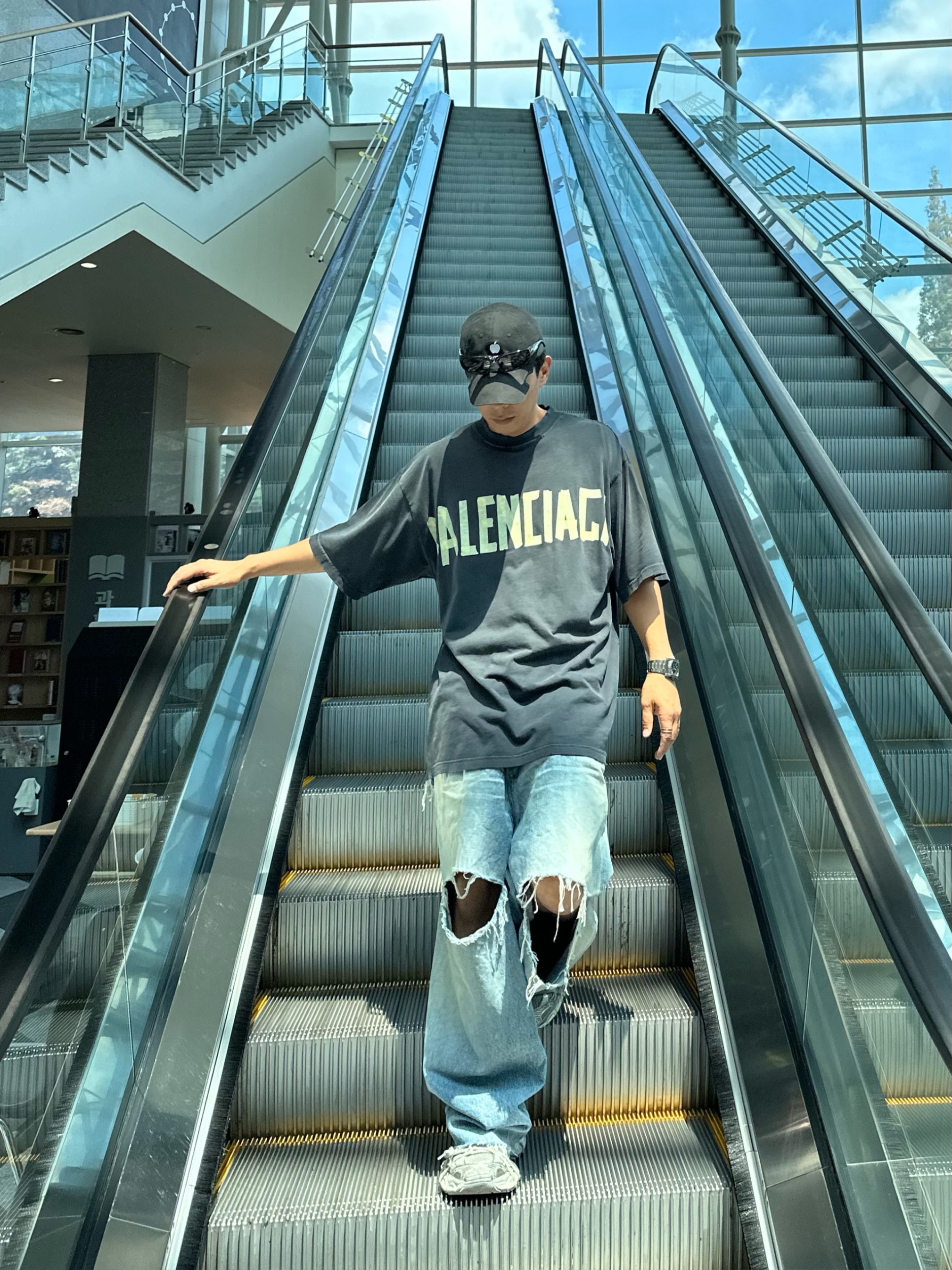 Balenciaga Tape Type Medium Fit T-Shirt Faded Black, Balenciaga 3XL Sneakers Light Beige 착용 스타일