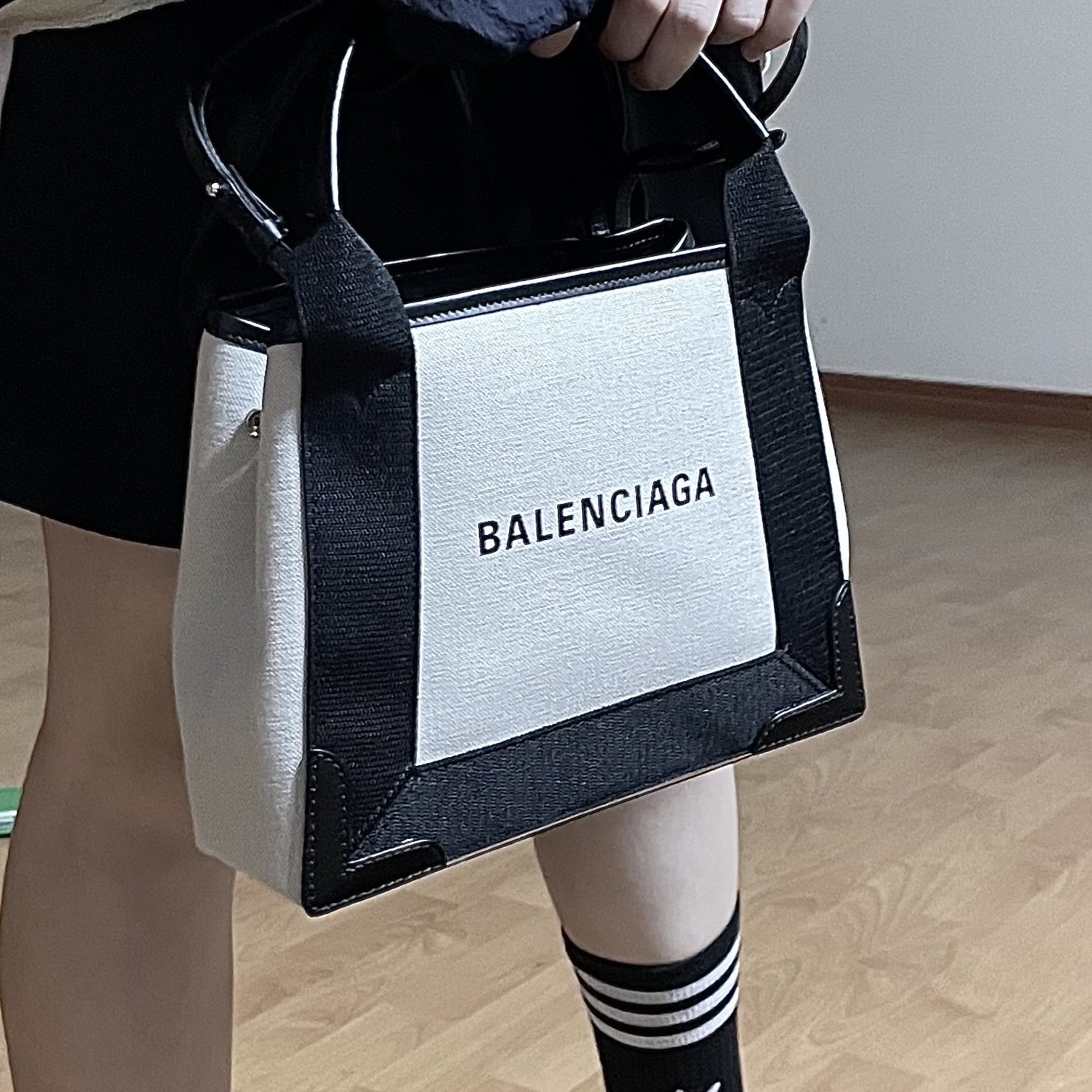 Balenciaga Navy XS Cabas Light Beige Black 착용 스타일