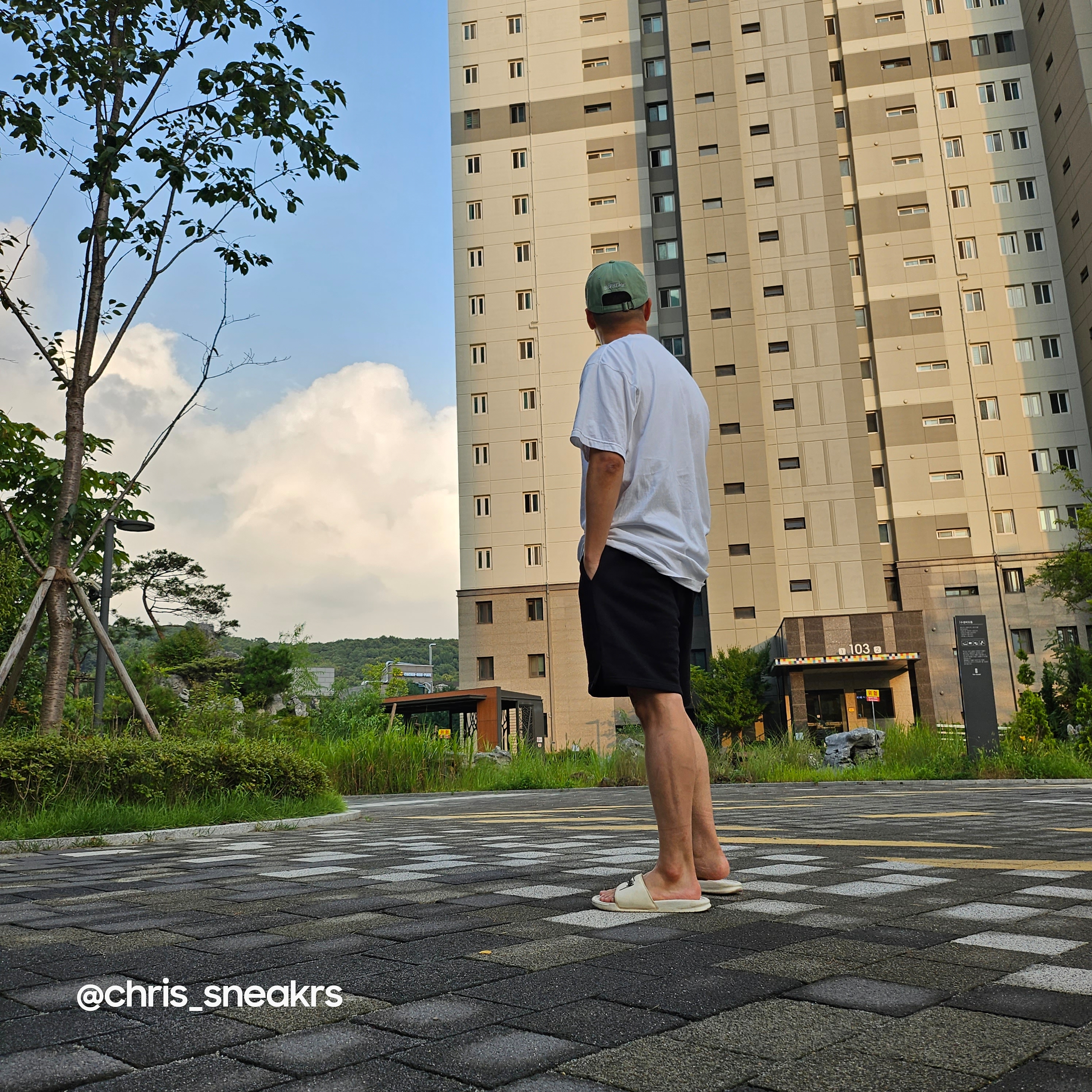 Nike x Stussy Benassi Slide Sail, [KREAM 단독] Won Chaser New Money Shorts Black 착용 스타일 - 1