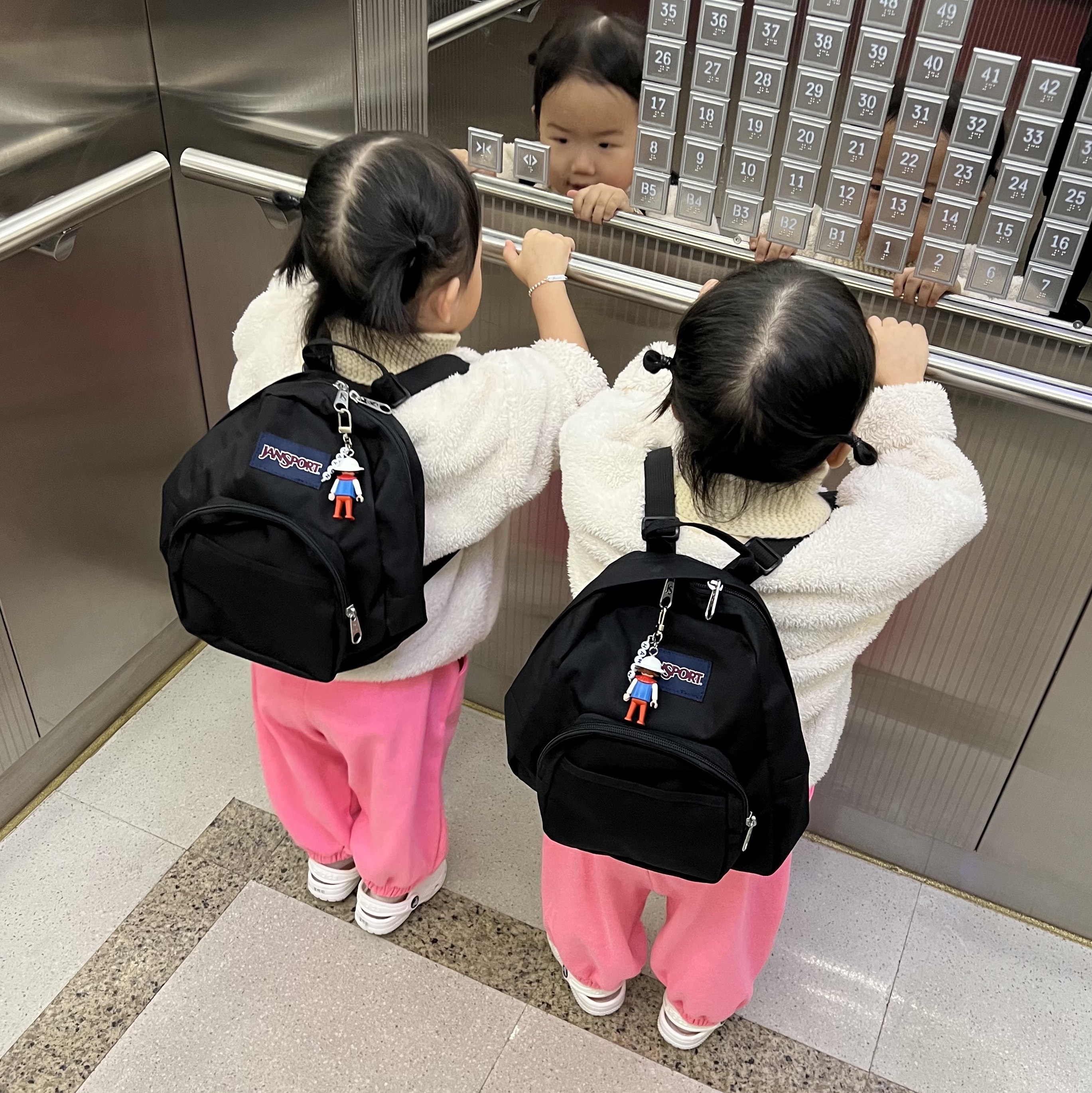 Jansport Half Pint Mini Backpack Black 착용 스타일