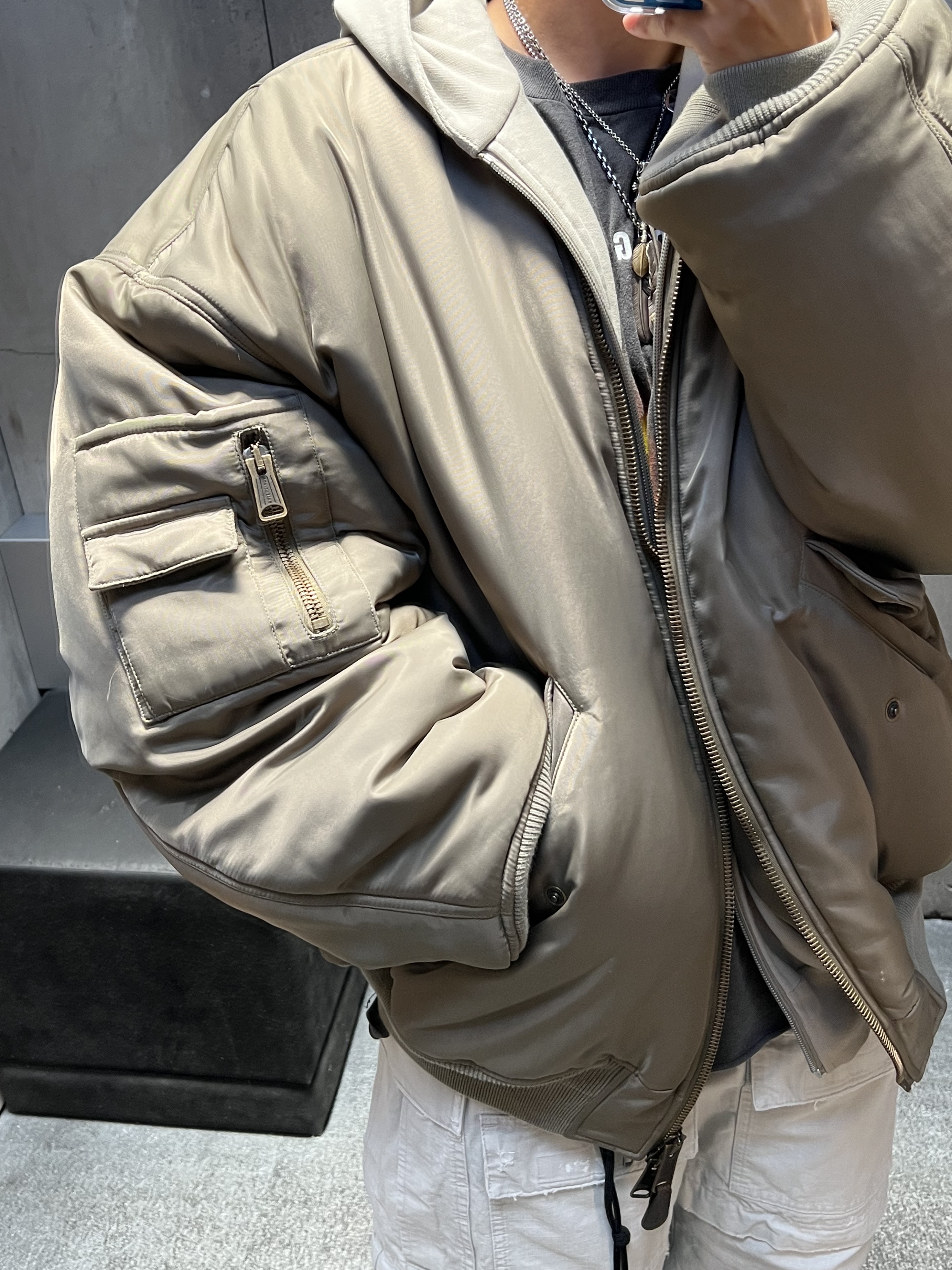 Hermes Medium Chaine D'Ancre Bracelet Sterling Silver, Balenciaga Paris All Oversized Bomber Dark Beige 착용 스타일 - 2