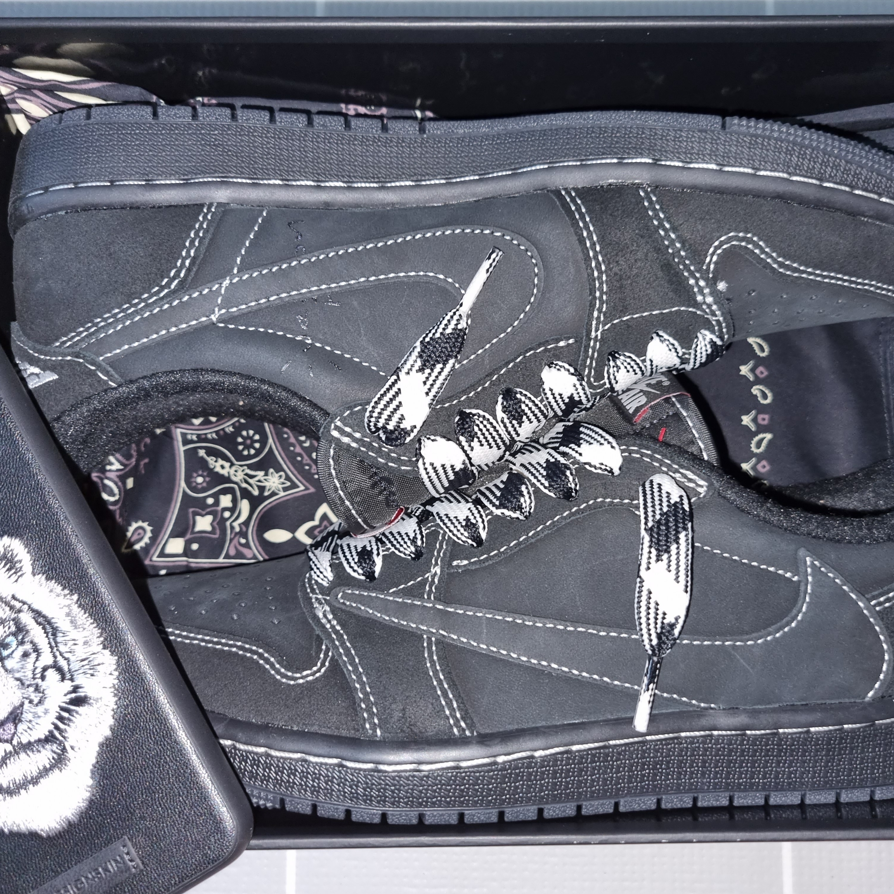 Jordan 1 x Travis Scott Retro Low OG SP Black Phantom 착용 스타일 - 3