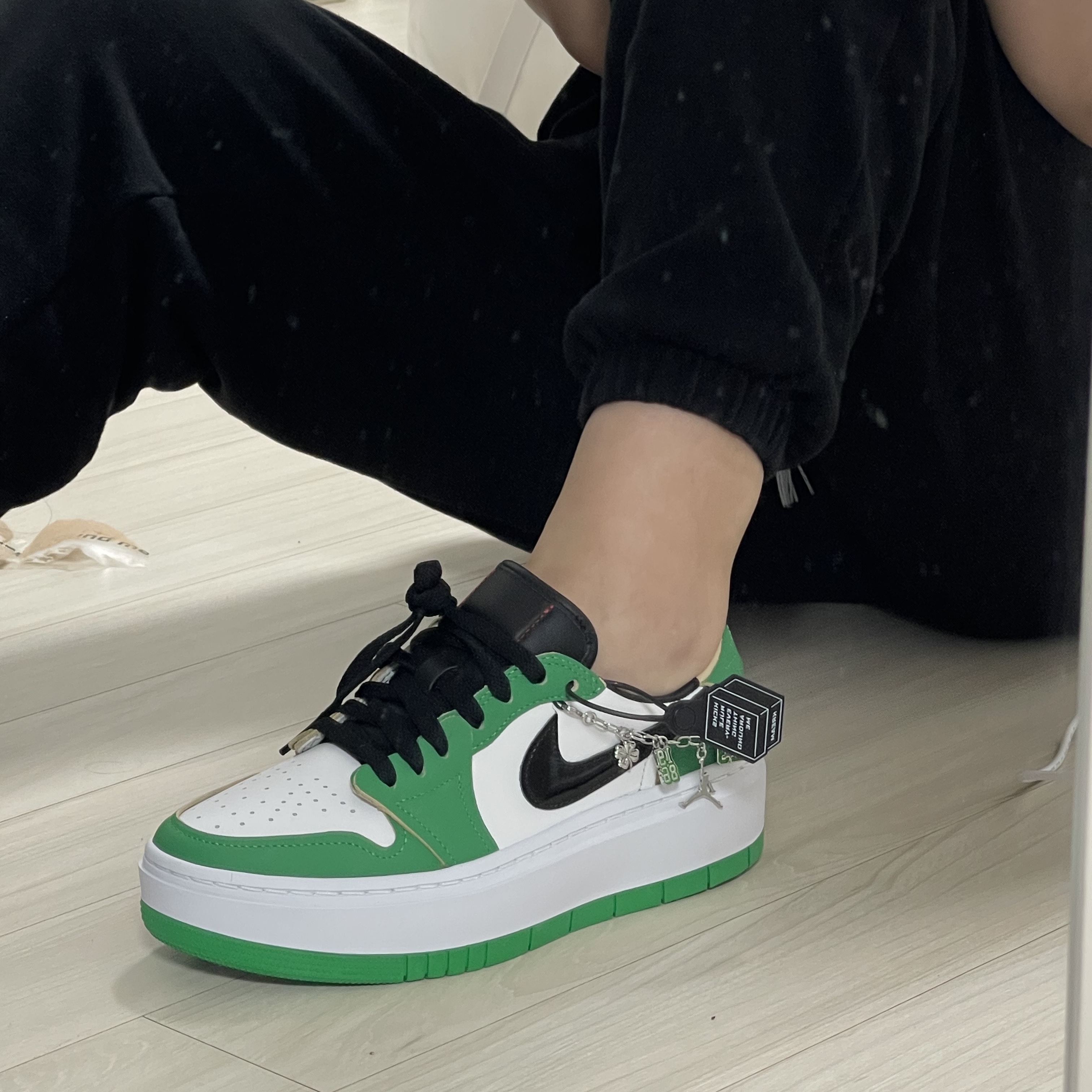 (W) Jordan 1 Elevate Low SE Lucky Green 착용 스타일 - 1