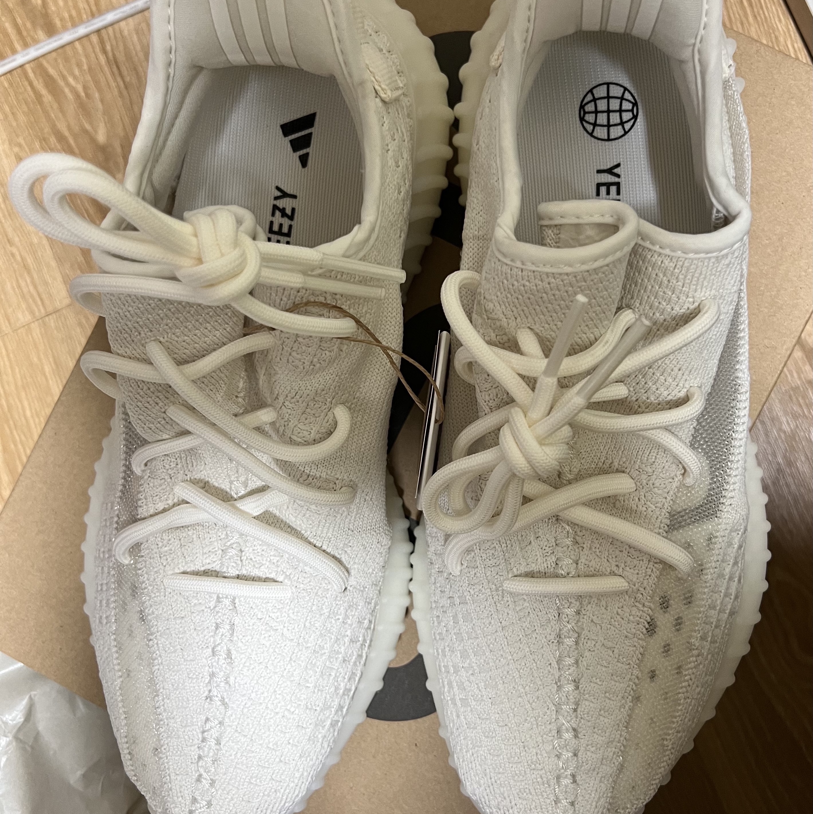 Adidas Yeezy Boost 350 V2 Bone 착용 스타일
