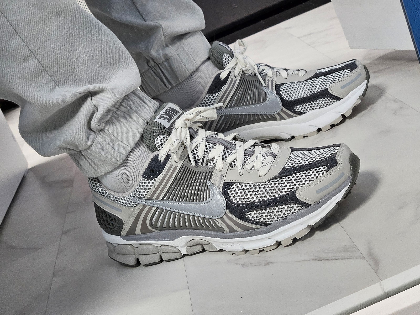 Nike Zoom Vomero 5 PRM Light Iron Ore and Flat Fewter 착용 스타일 - 4