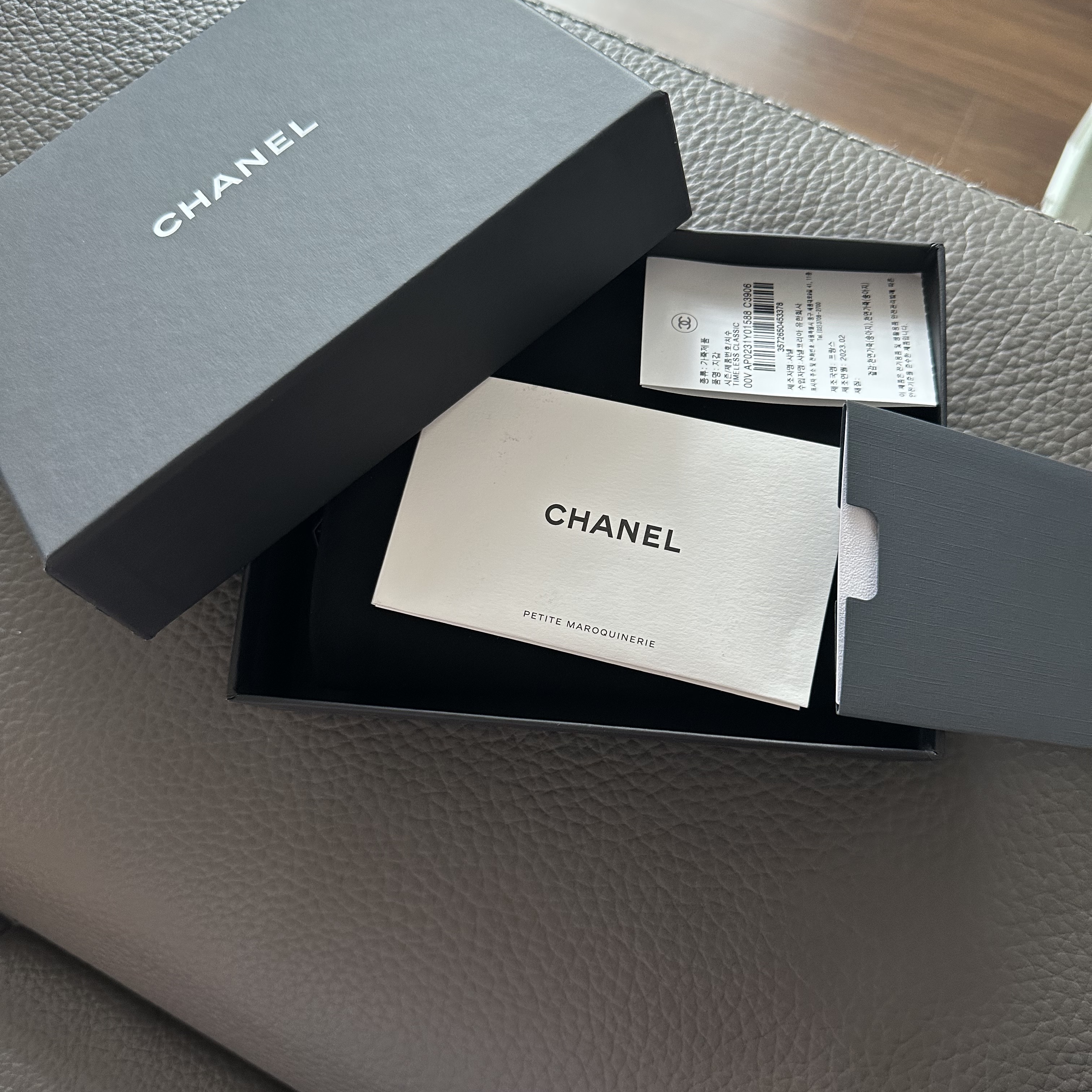Chanel Small Classic Flap Wallet Grained Calfskin & Silver Black 착용 스타일 - 1