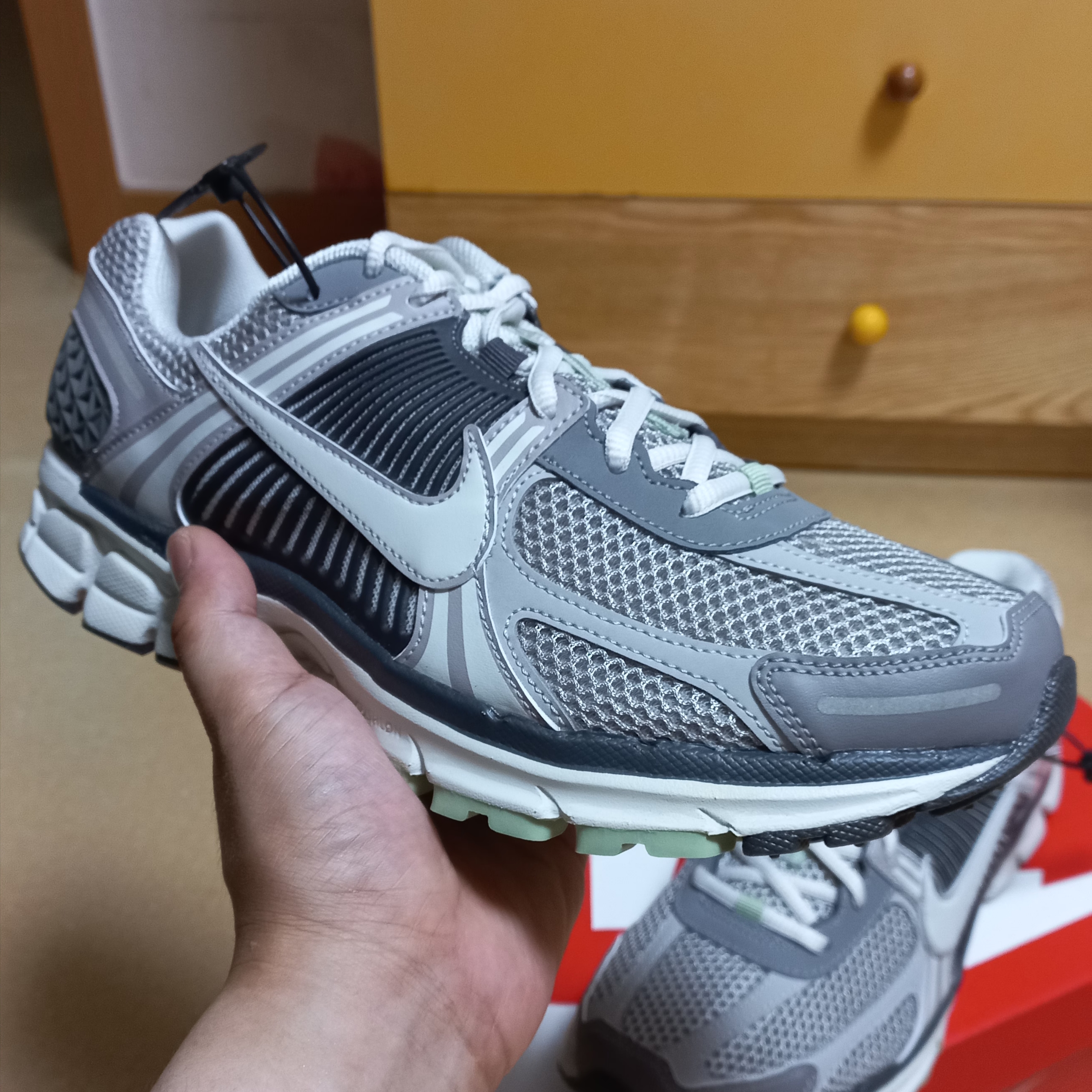(W) Nike Zoom Vomero 5 Cobblestone and Flat Pewter 착용 스타일 - 3